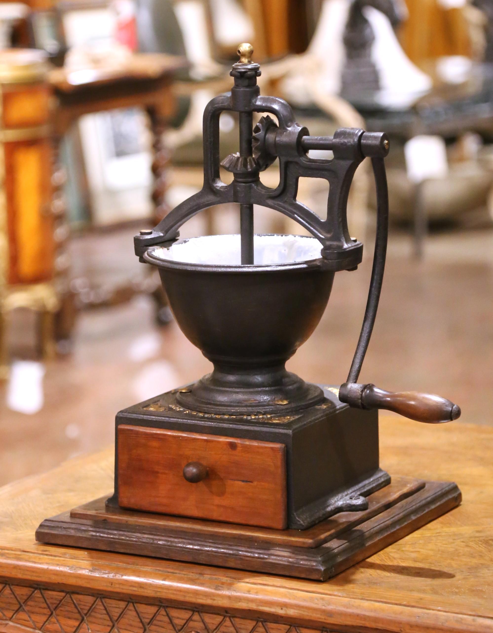 Fait main Moulin à café français en fonte et en Wood avec manivelle et tiroir, datant de 1901 en vente