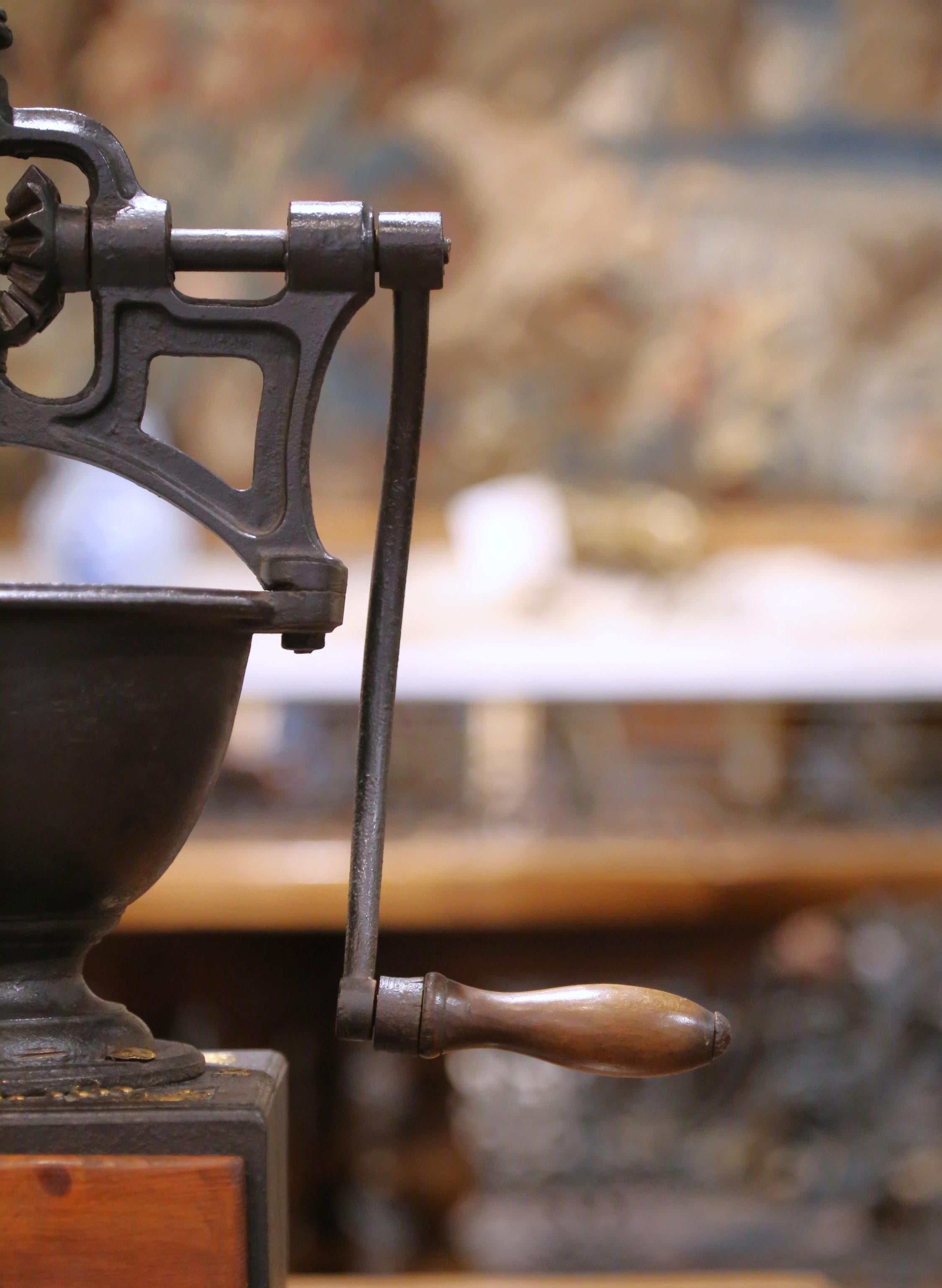 Moulin à café français en fonte et en Wood avec manivelle et tiroir, datant de 1901 Excellent état - En vente à Dallas, TX
