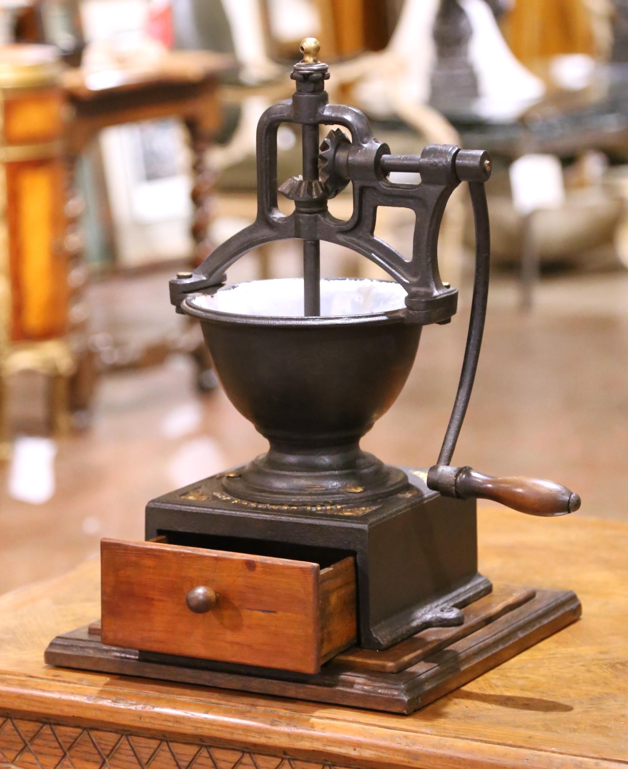 Céramique Moulin à café français en fonte et en Wood avec manivelle et tiroir, datant de 1901 en vente