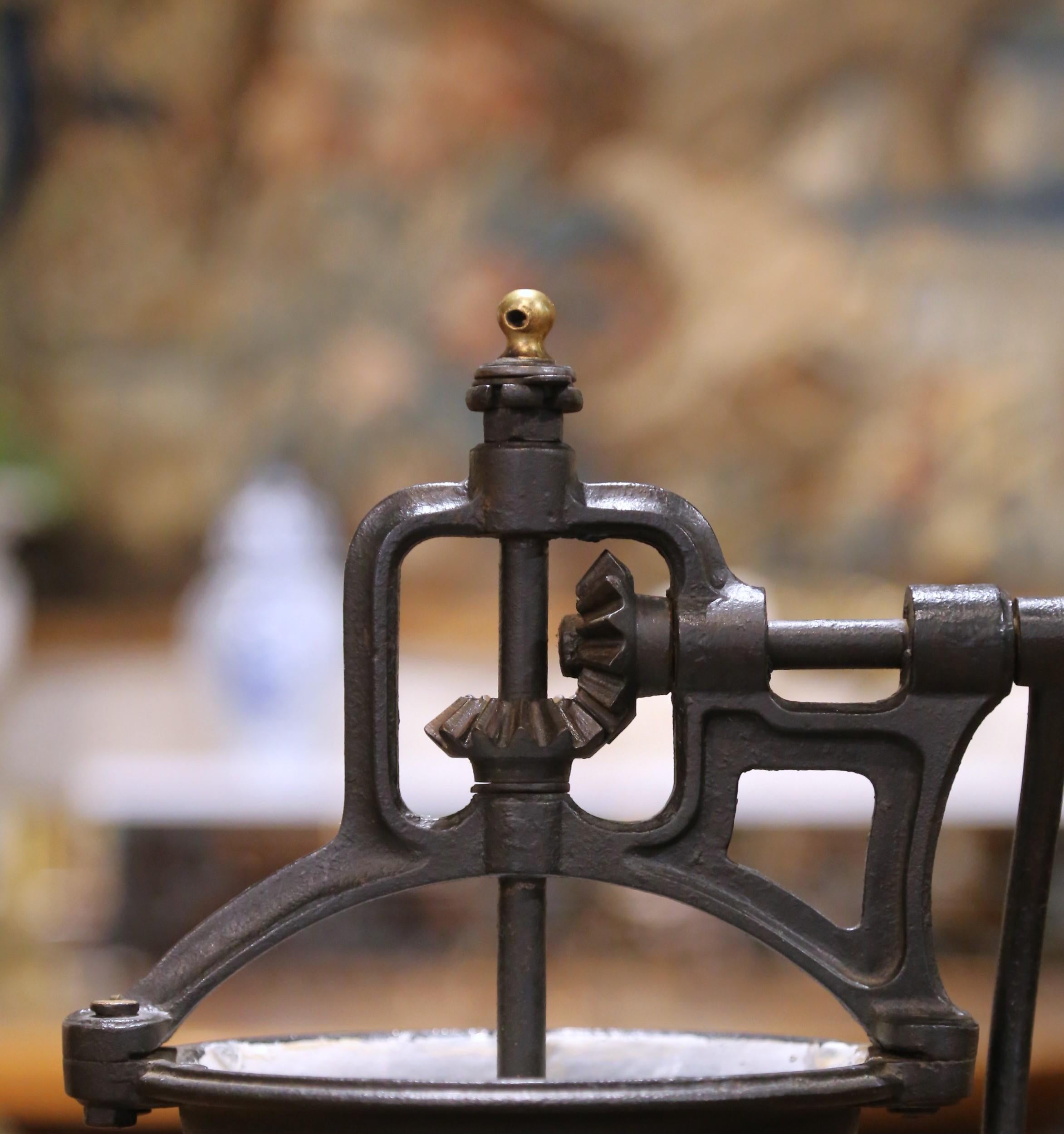 Moulin à café français en fonte et en Wood avec manivelle et tiroir, datant de 1901 en vente 1