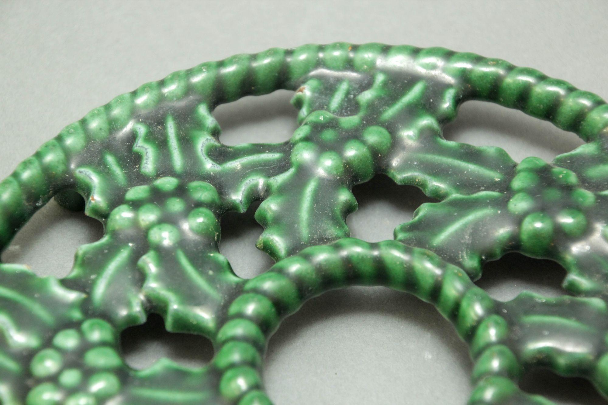 Trivet vert émaillé fabriqué en France en fonte, 1970 en vente 2