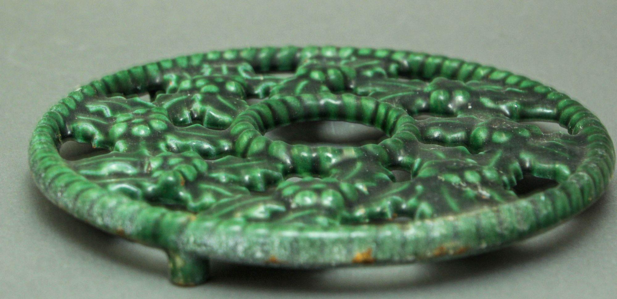 Trivet vert émaillé fabriqué en France en fonte, 1970 en vente 3