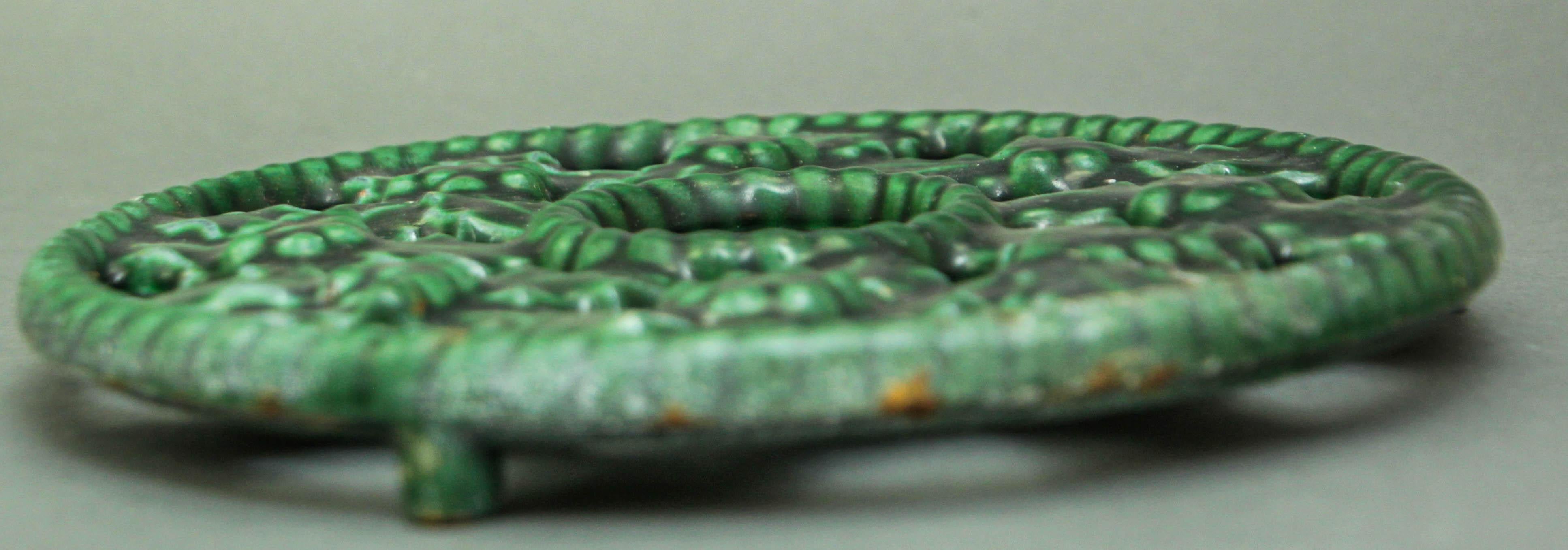 Trivet vert émaillé fabriqué en France en fonte, 1970 en vente 4