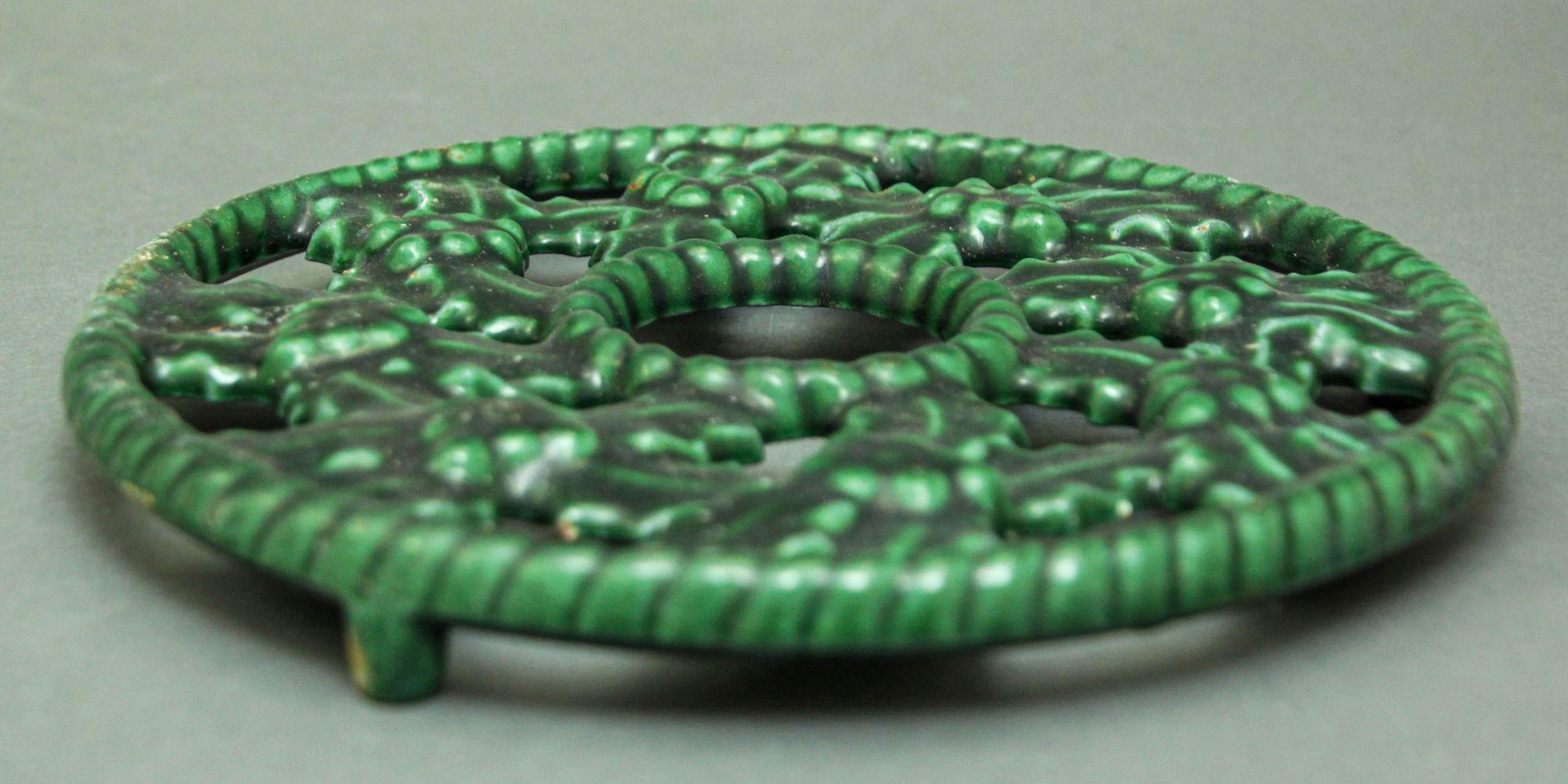 Provincial français Trivet vert émaillé fabriqué en France en fonte, 1970 en vente