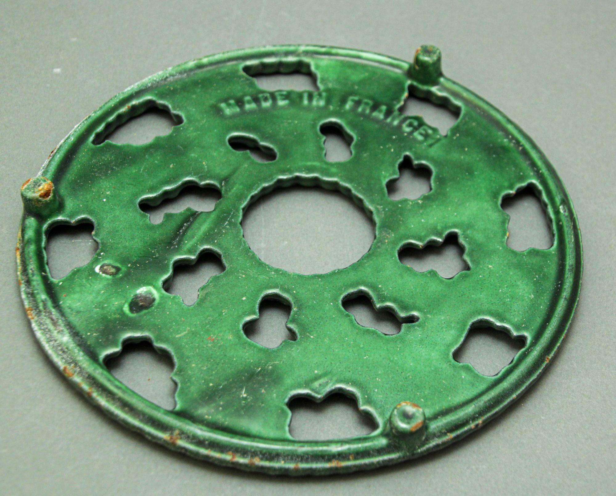 Français Trivet vert émaillé fabriqué en France en fonte, 1970 en vente