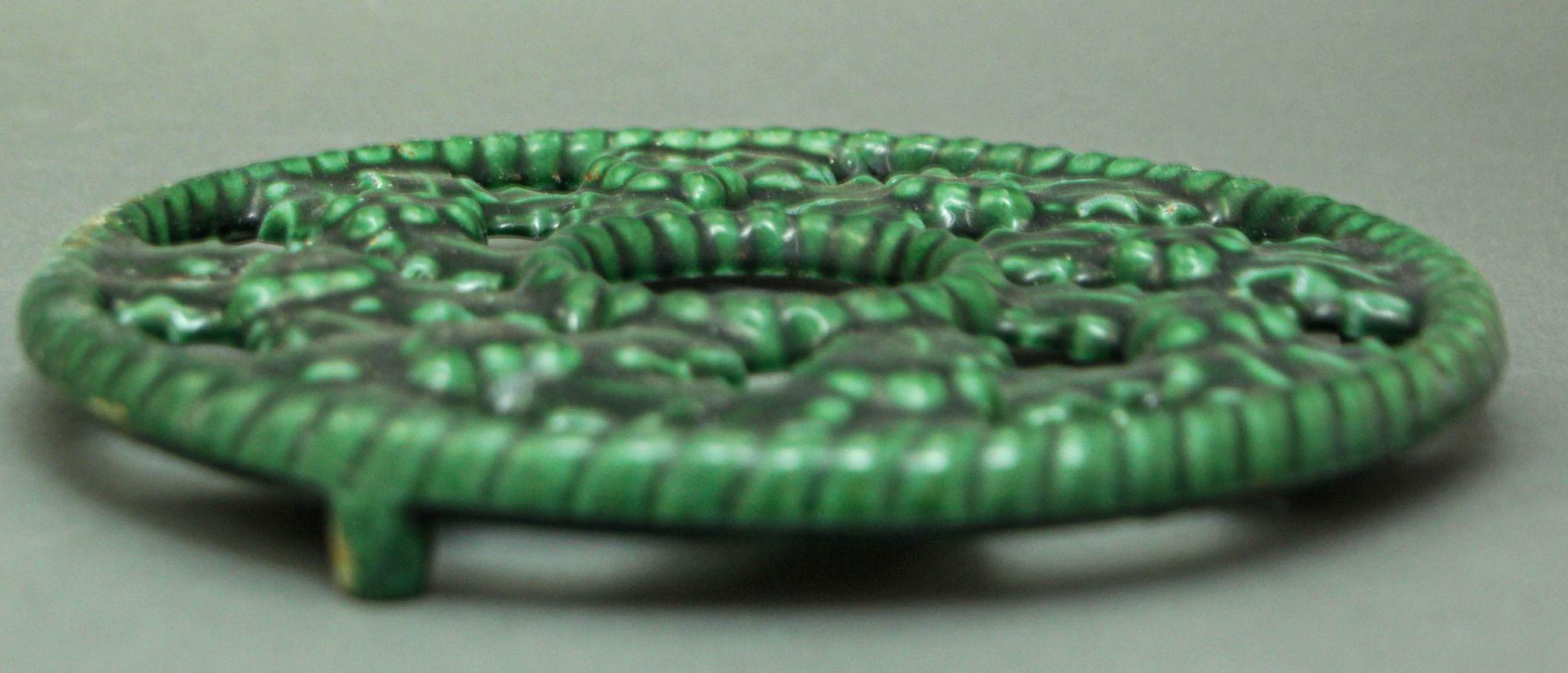 Moulage Trivet vert émaillé fabriqué en France en fonte, 1970 en vente