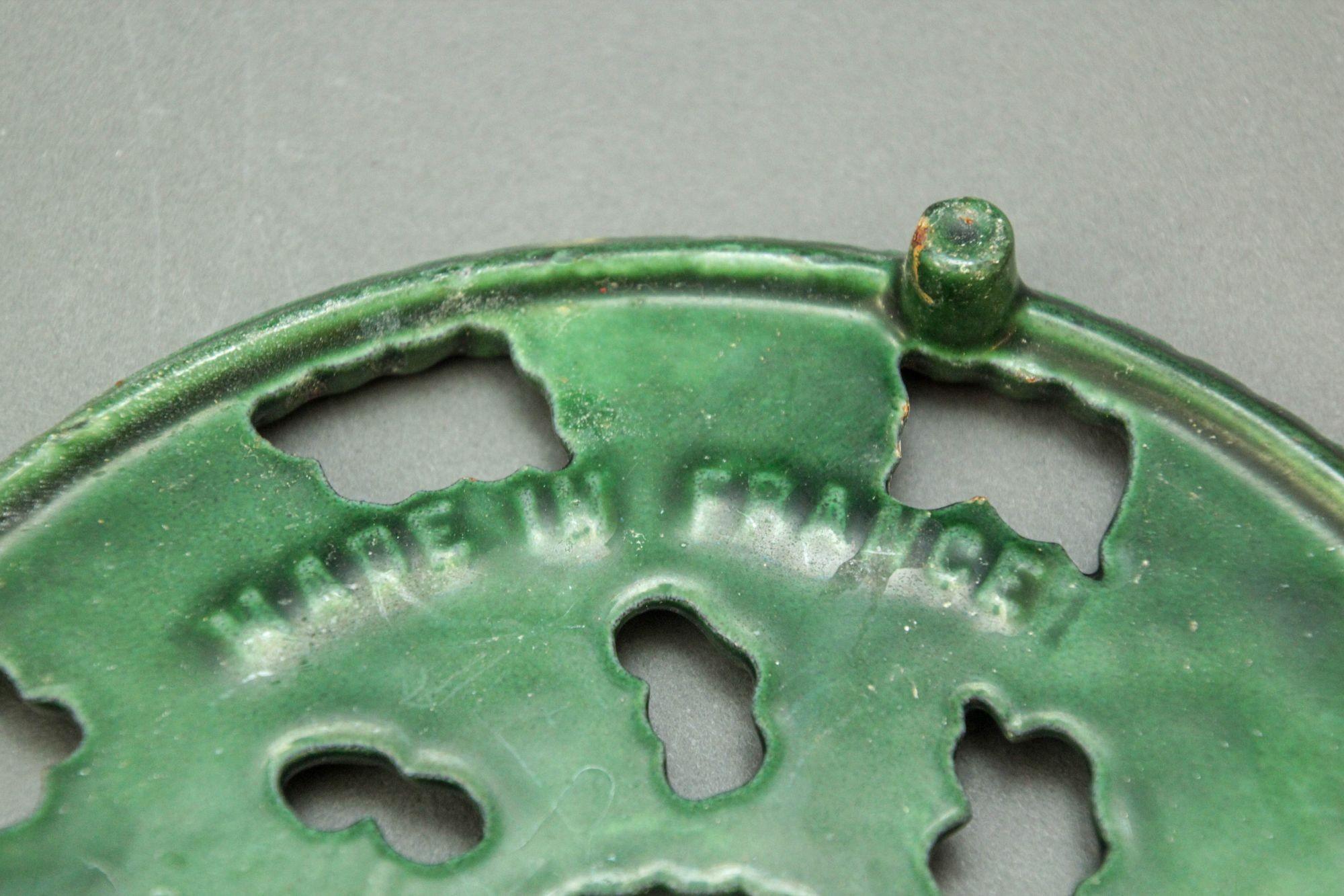 Trivet vert émaillé fabriqué en France en fonte, 1970 Bon état - En vente à North Hollywood, CA
