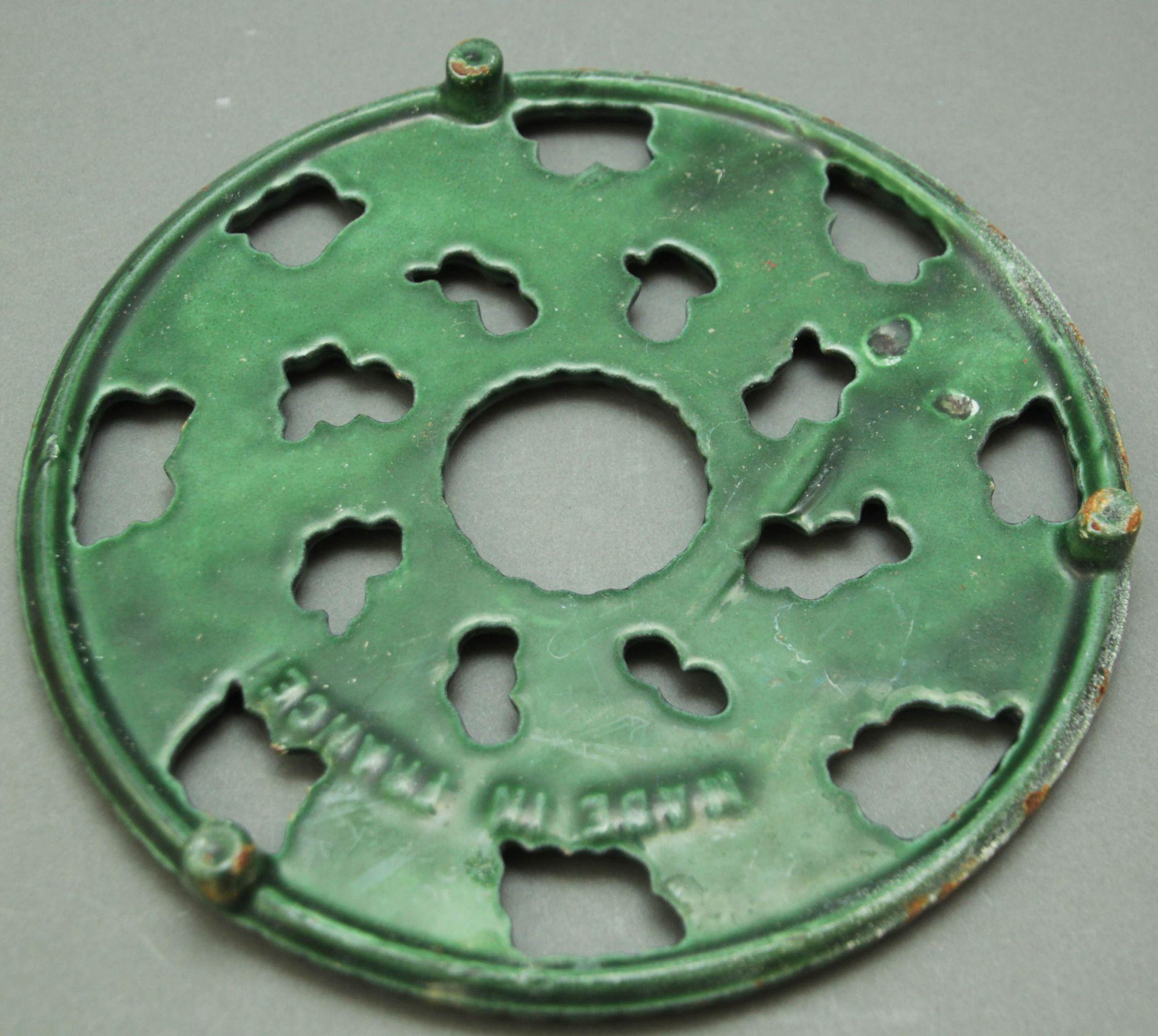 20ième siècle Trivet vert émaillé fabriqué en France en fonte, 1970 en vente