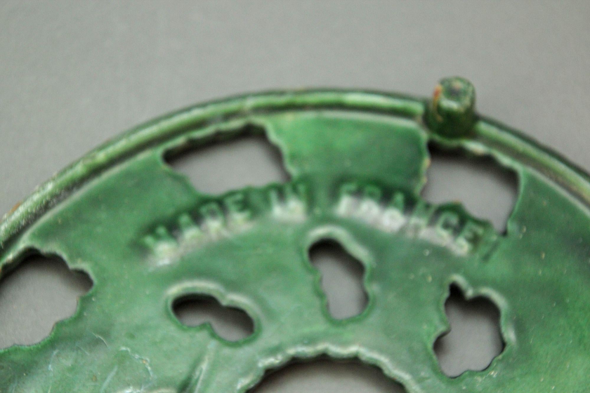 Fer Trivet vert émaillé fabriqué en France en fonte, 1970 en vente