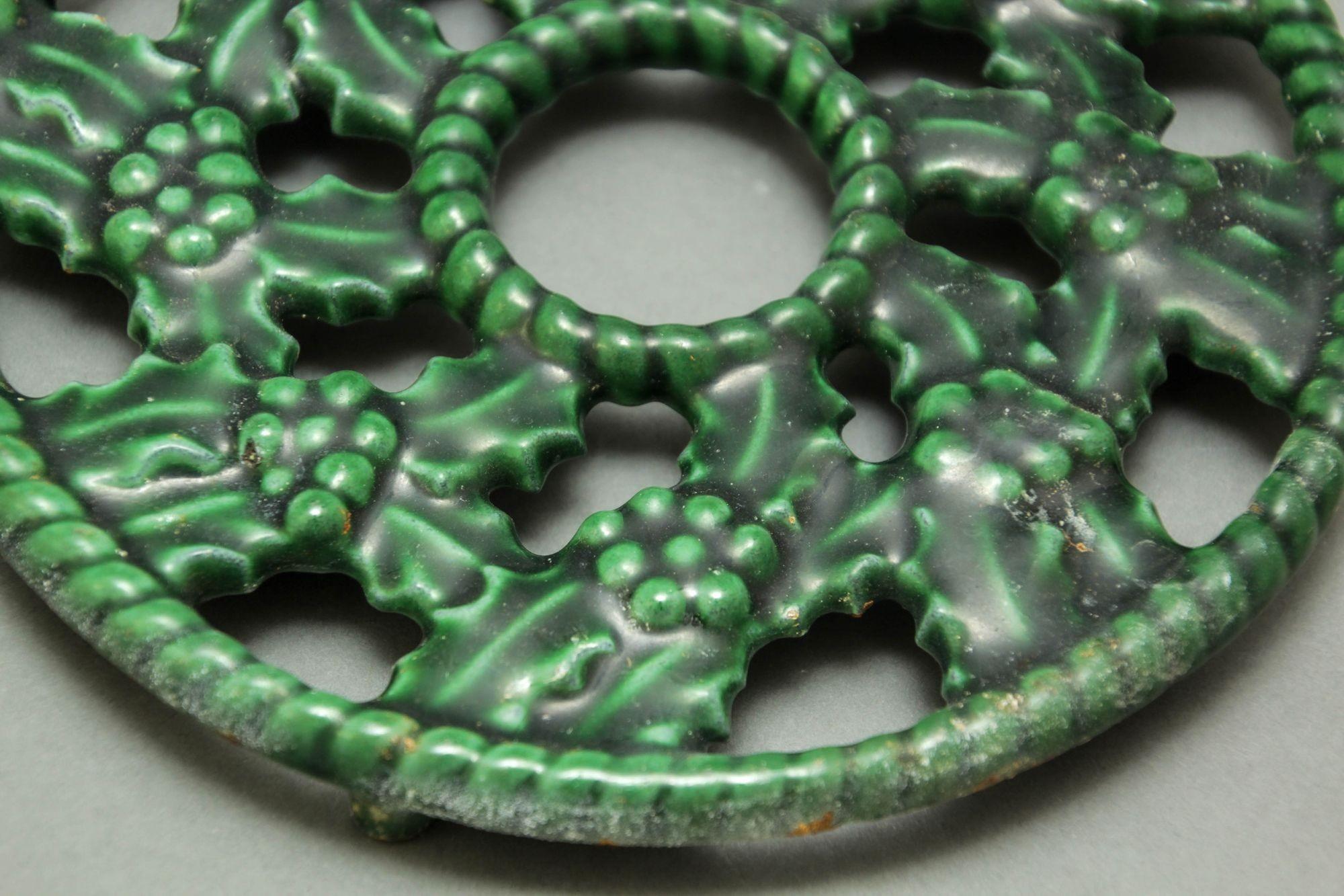 Trivet vert émaillé fabriqué en France en fonte, 1970 en vente 1
