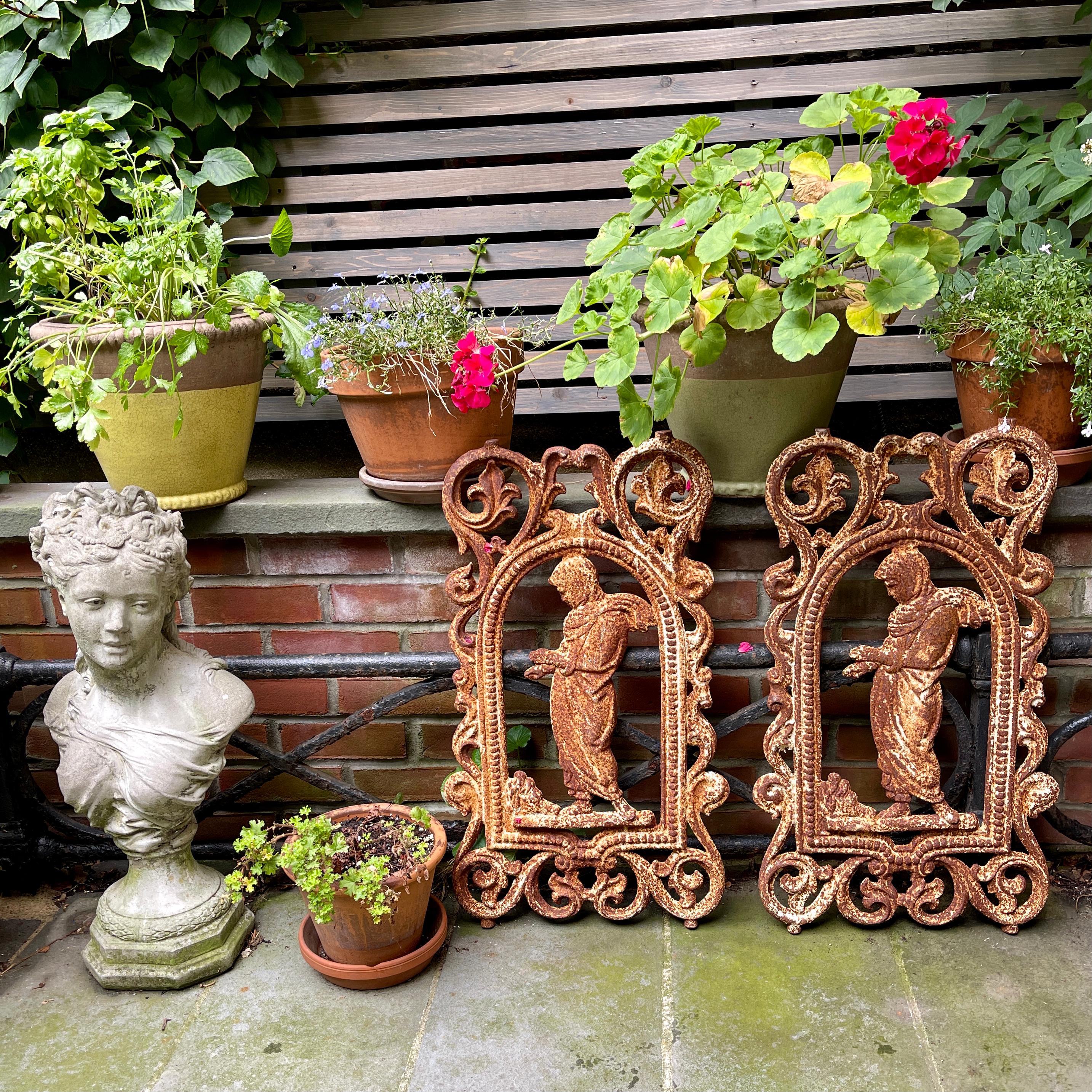 Figurale Gartenplatte aus Gusseisen mit flacher Rückseite und rostfarbener Patina im Angebot 1