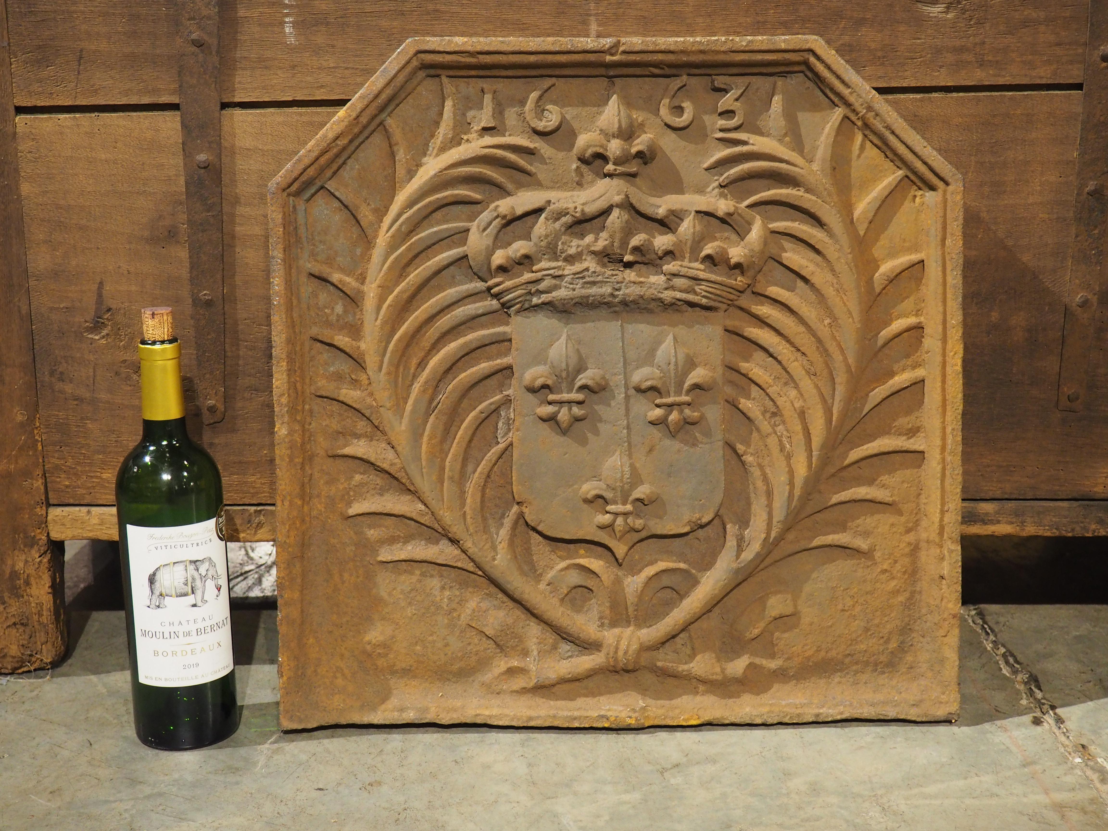 Représentant une réalisation héraldique partielle de la Maison de Bourbon, cette plaque de cheminée en fonte française date du début des années 1900. Connu sous le nom de France moderne (les armoiries officielles de la France), l'écusson héraldique