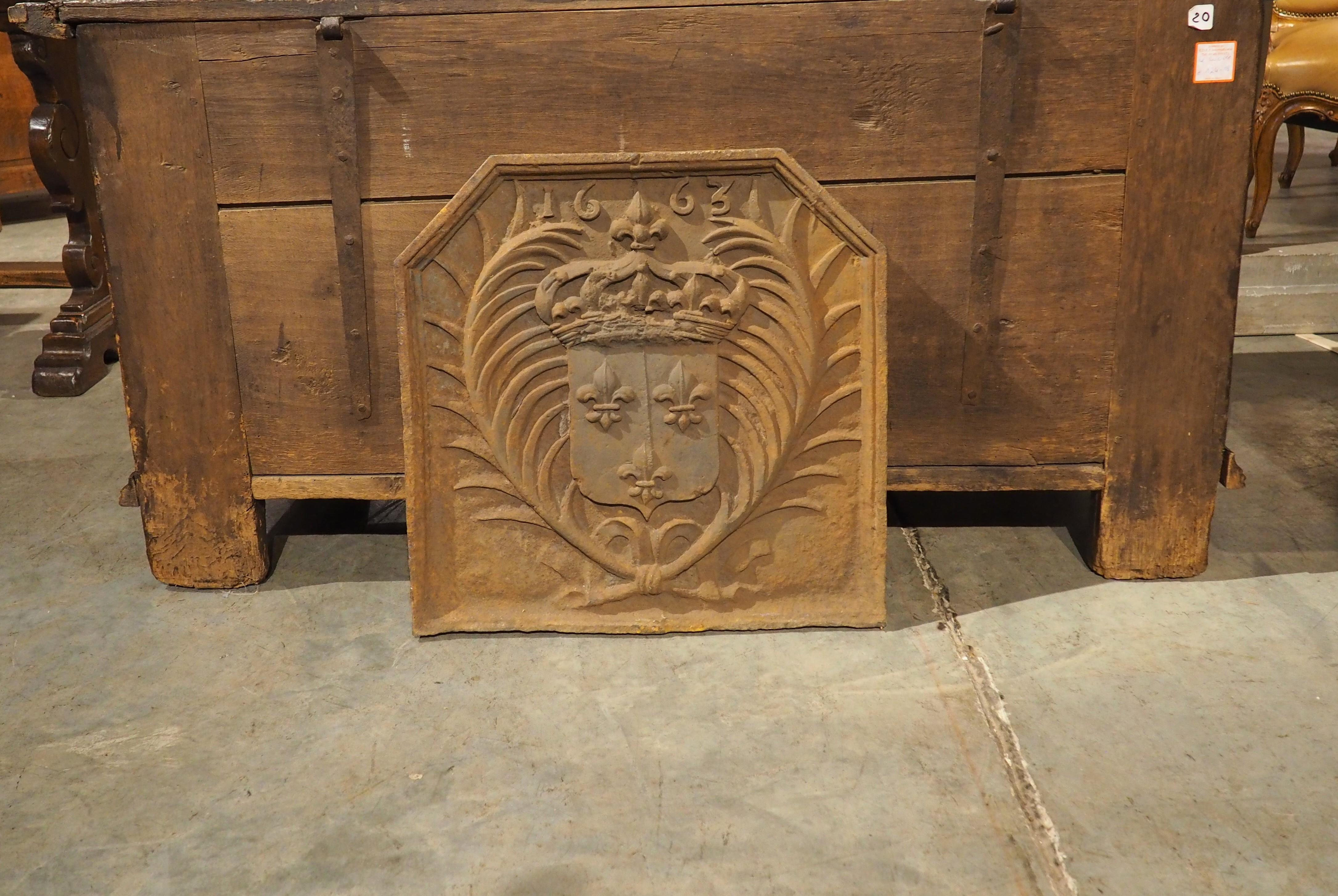 Français Plaque de cheminée française en fonte, armoiries de la Maison Bourbon, début du 20e siècle en vente