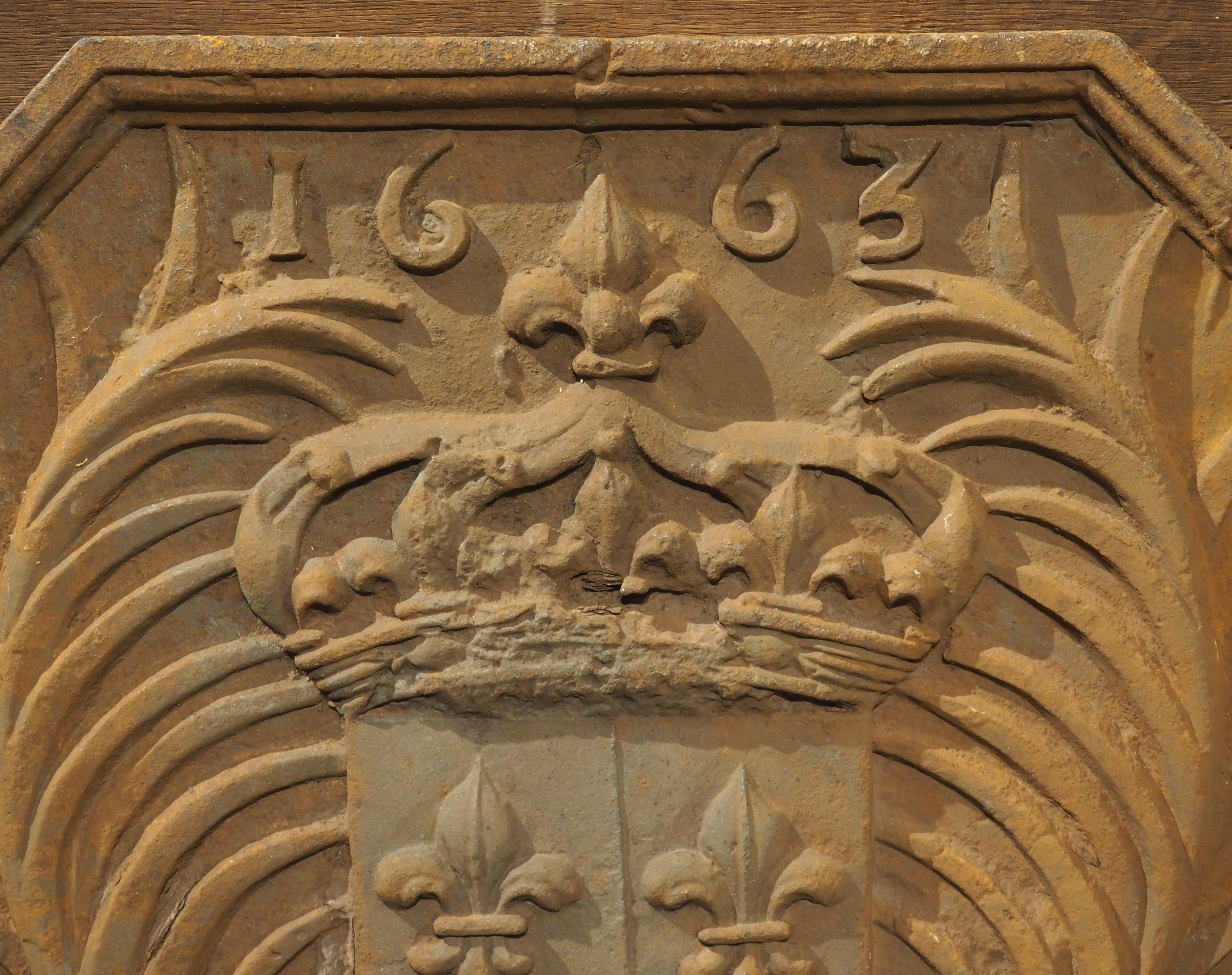 Plaque de cheminée française en fonte, armoiries de la Maison Bourbon, début du 20e siècle Bon état - En vente à Dallas, TX