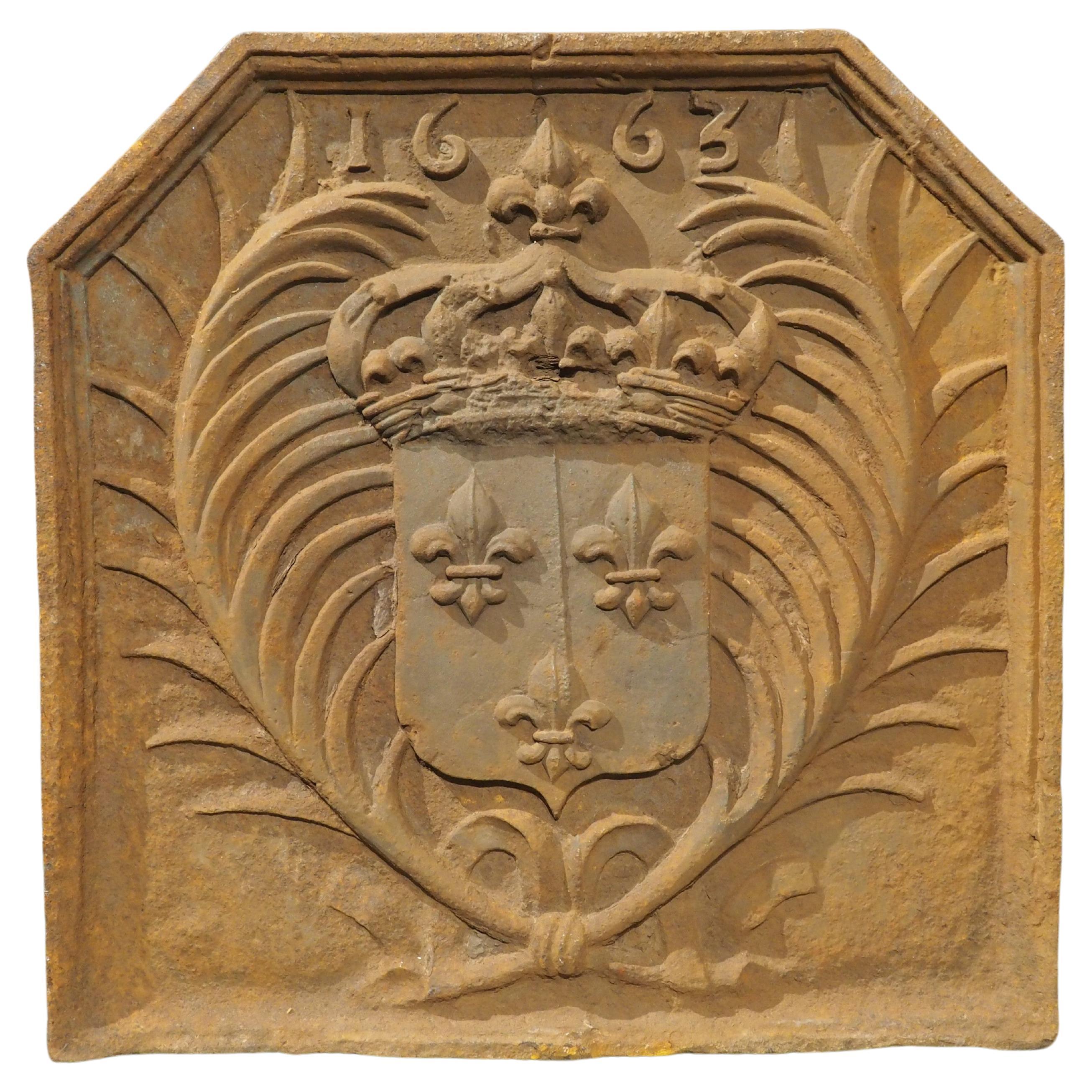 Plaque de cheminée française en fonte, armoiries de la Maison Bourbon, début du 20e siècle en vente