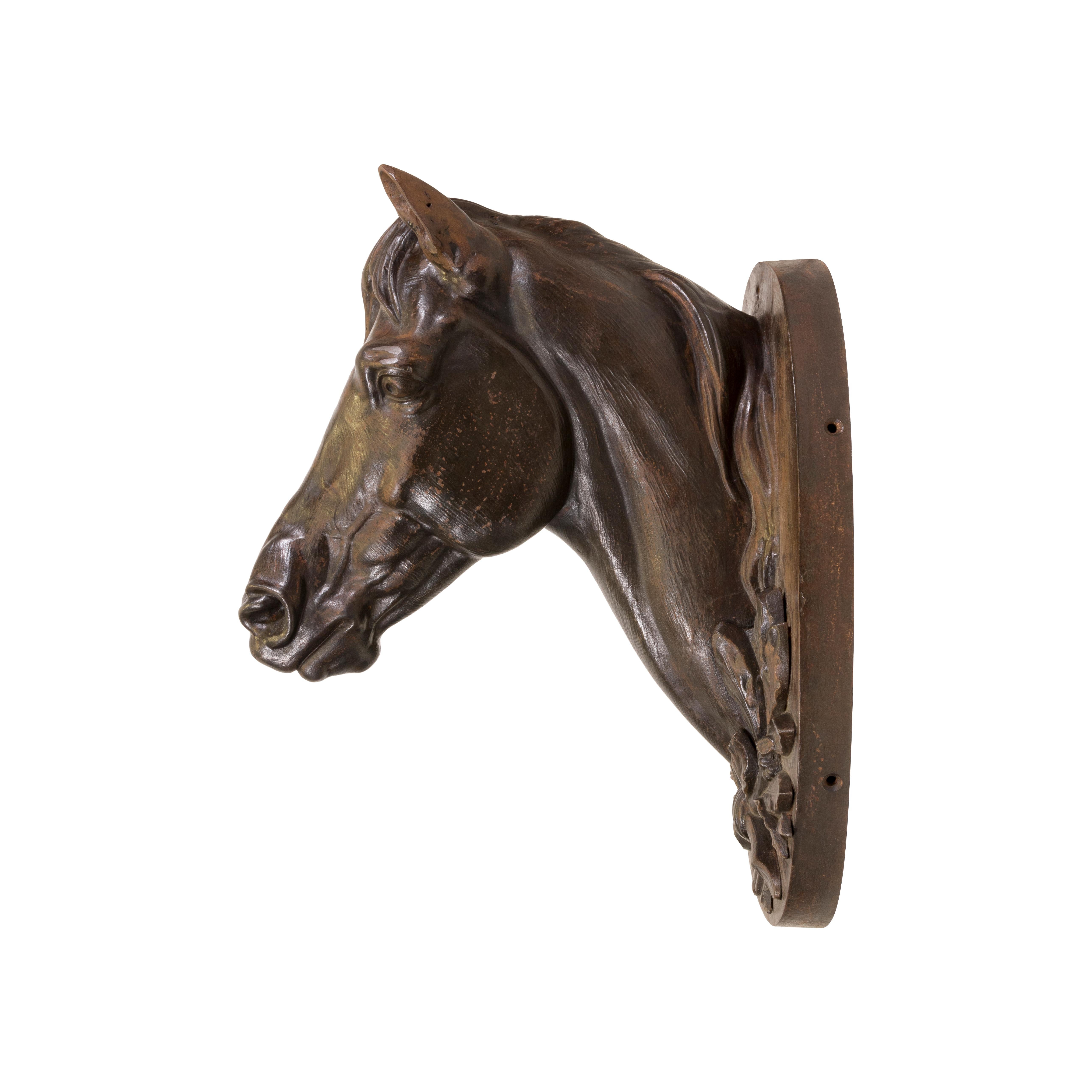 Tête de cheval en fonte française avec couronne et plaque. Belle couleur bronze. 

PÉRIODE : Première moitié du XXe siècle
ORIGINE : France, Europe
Taille : 22 
