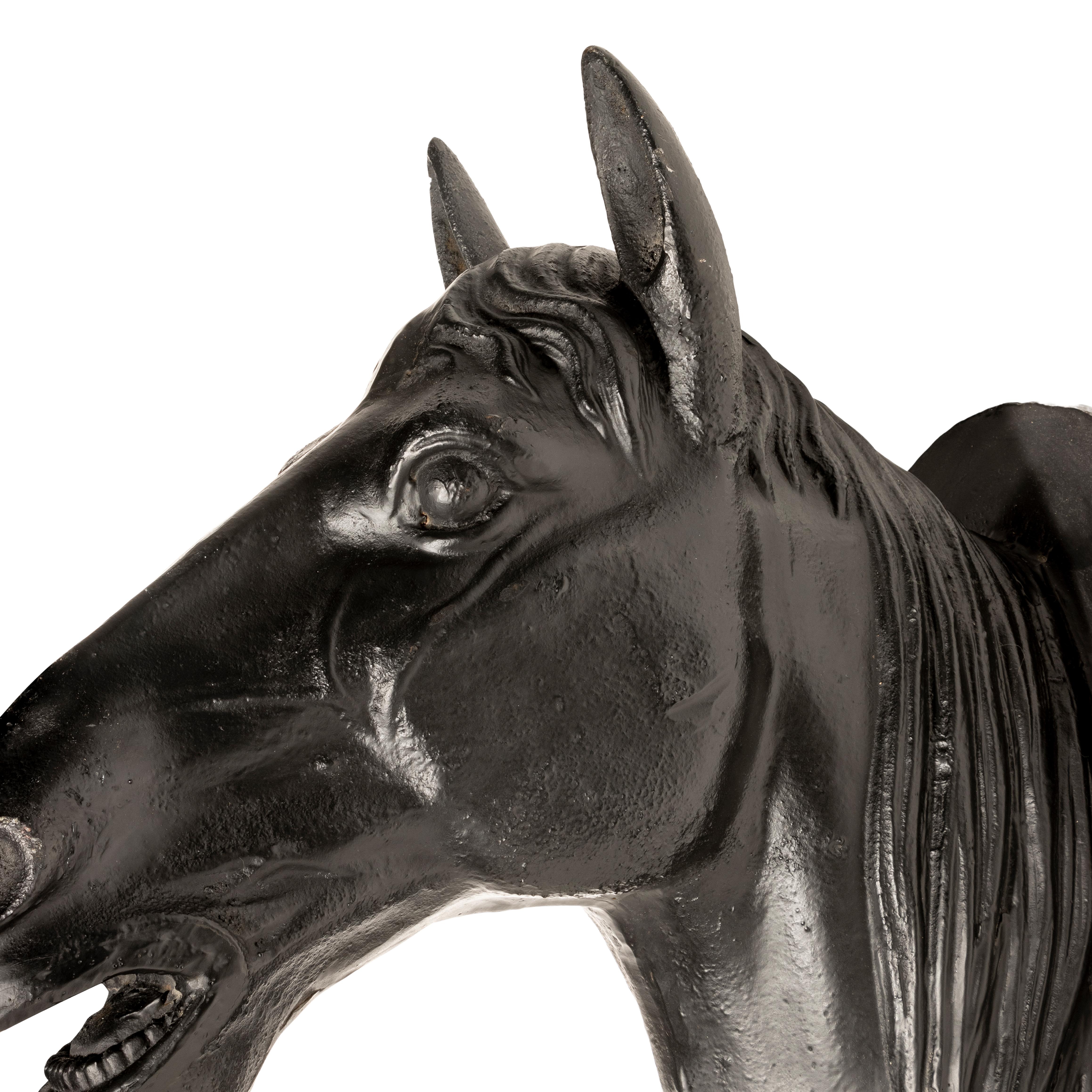 Tête de cheval en fonte à montage mural. Belle couleur noire. 27 