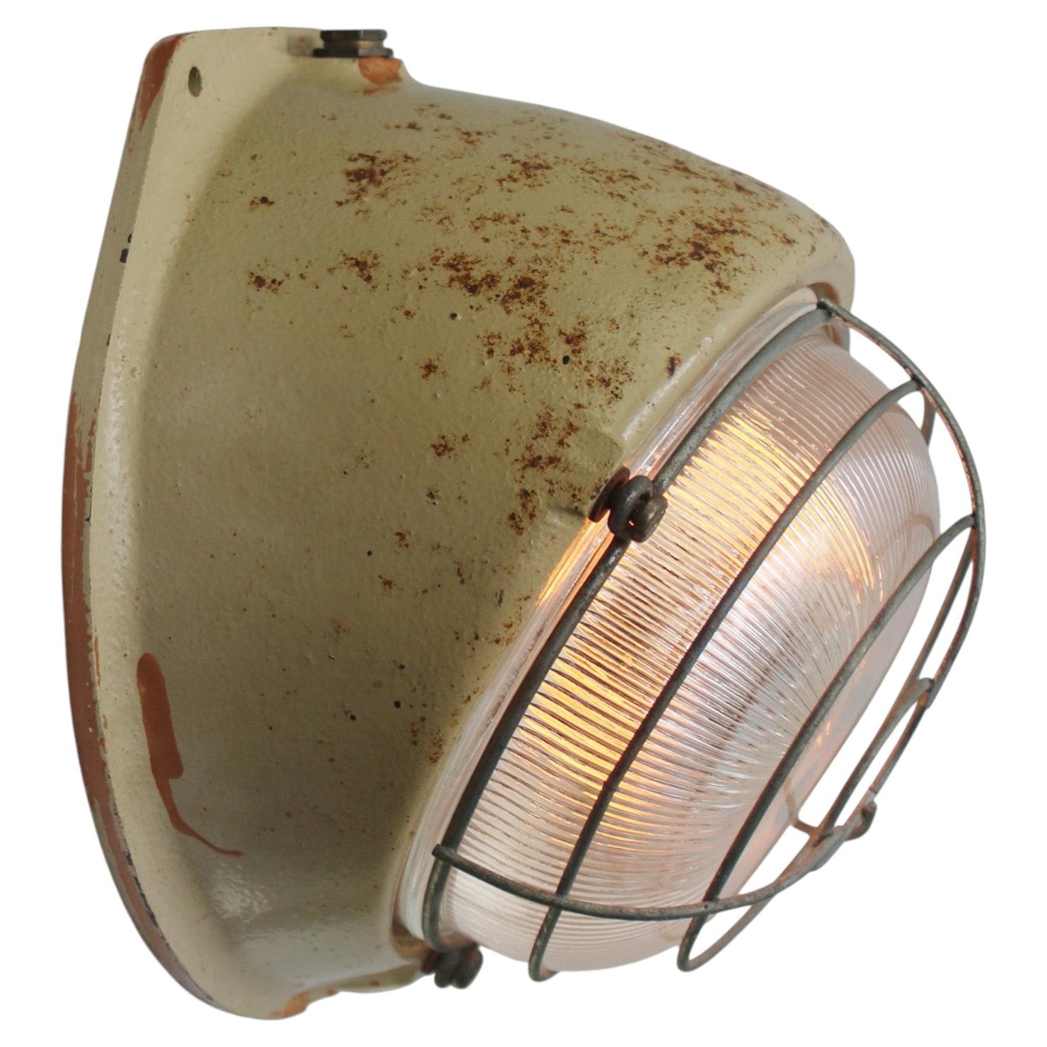 Lampada a parete in ghisa industriale francese con vetro Holophane di Mapelec in vendita