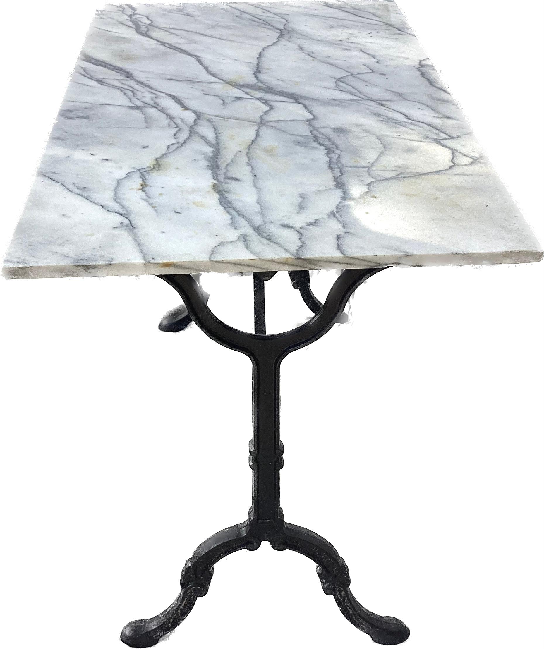 Table de bistrot française en fonte à plateau de marbre noir, blanc et gris. Belle patine. Parfait pour l'intérieur ou l'extérieur. Très solide et robuste. 