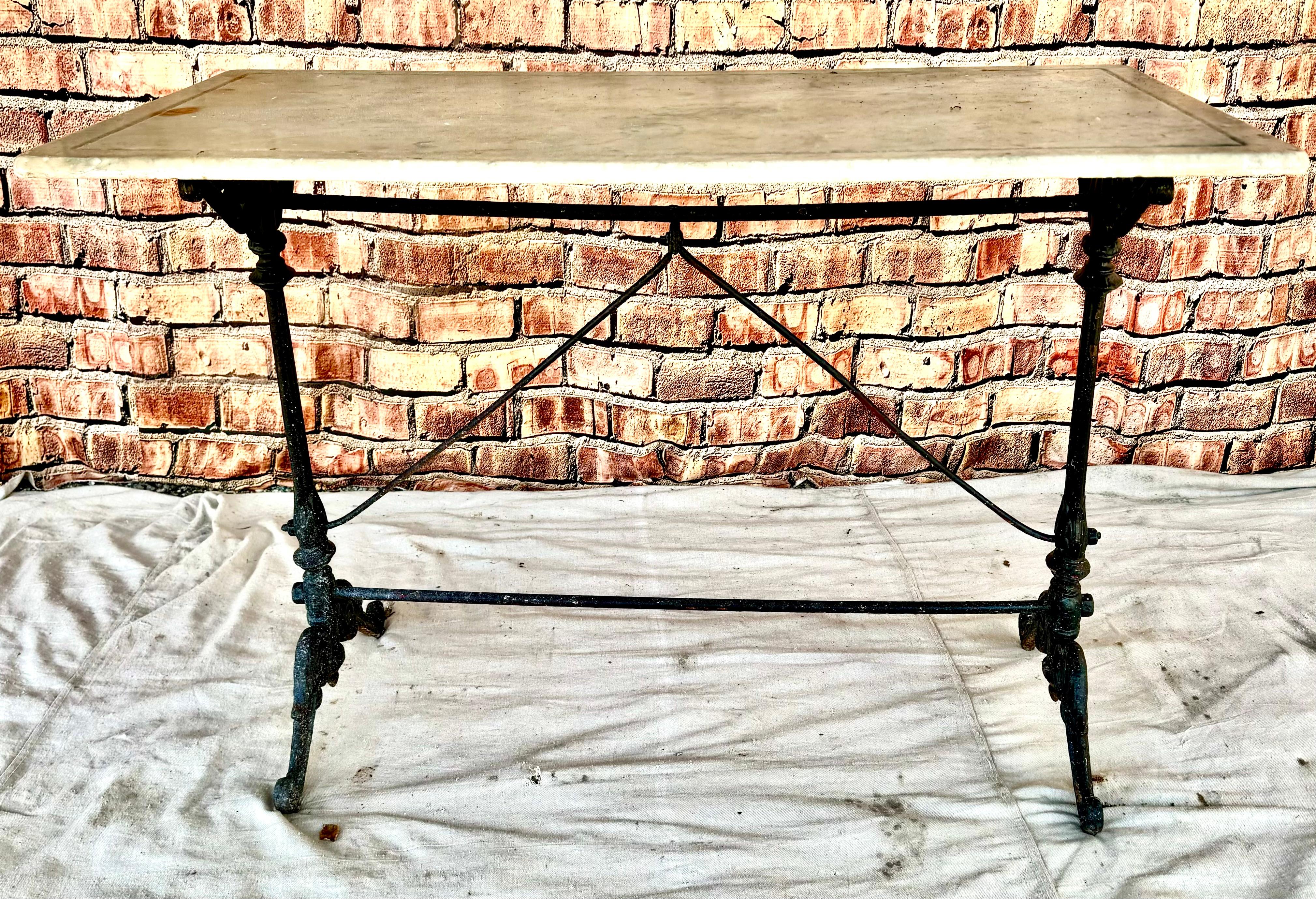 Table de bistrot en fonte à plateau de marbre en vente 5