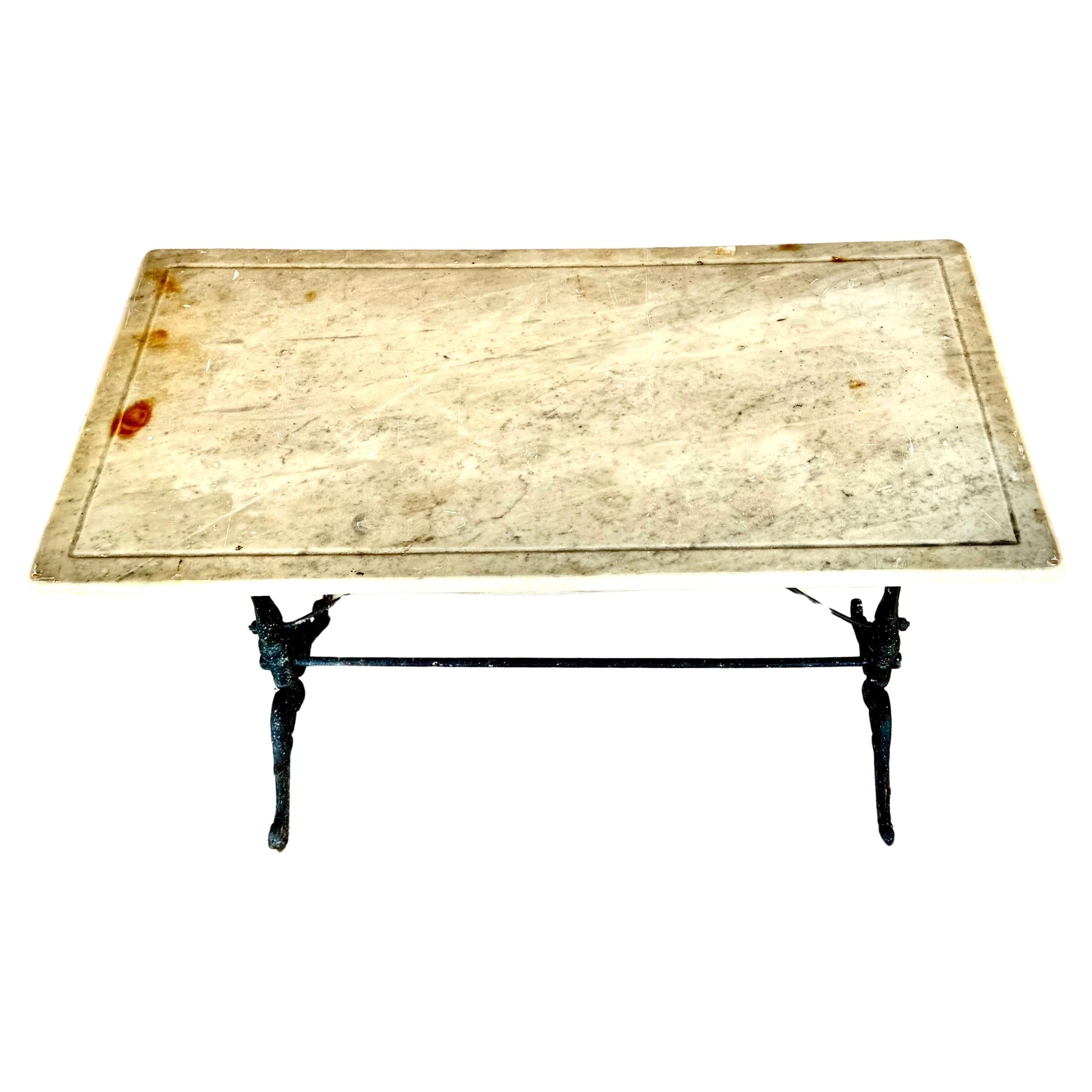Table de bistrot française en fonte avec plateau en marbre blanc vieilli d'origine. Belle patine. Parfait pour l'intérieur ou l'extérieur. Très solide et robuste. Il convient parfaitement à l'extérieur, dans un jardin ou sur une terrasse, mais aussi