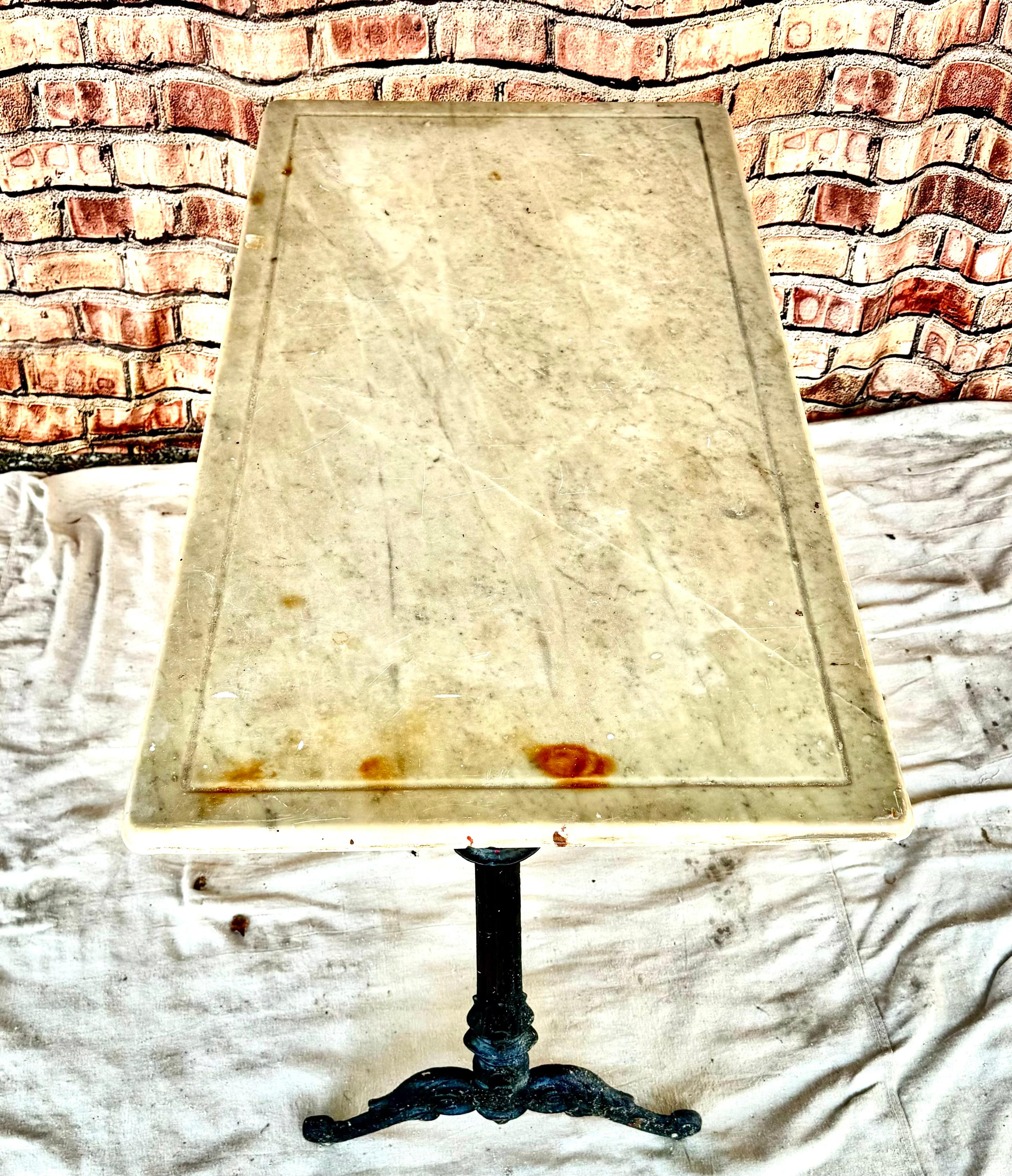 Table de bistrot en fonte à plateau de marbre Bon état - En vente à Bradenton, FL