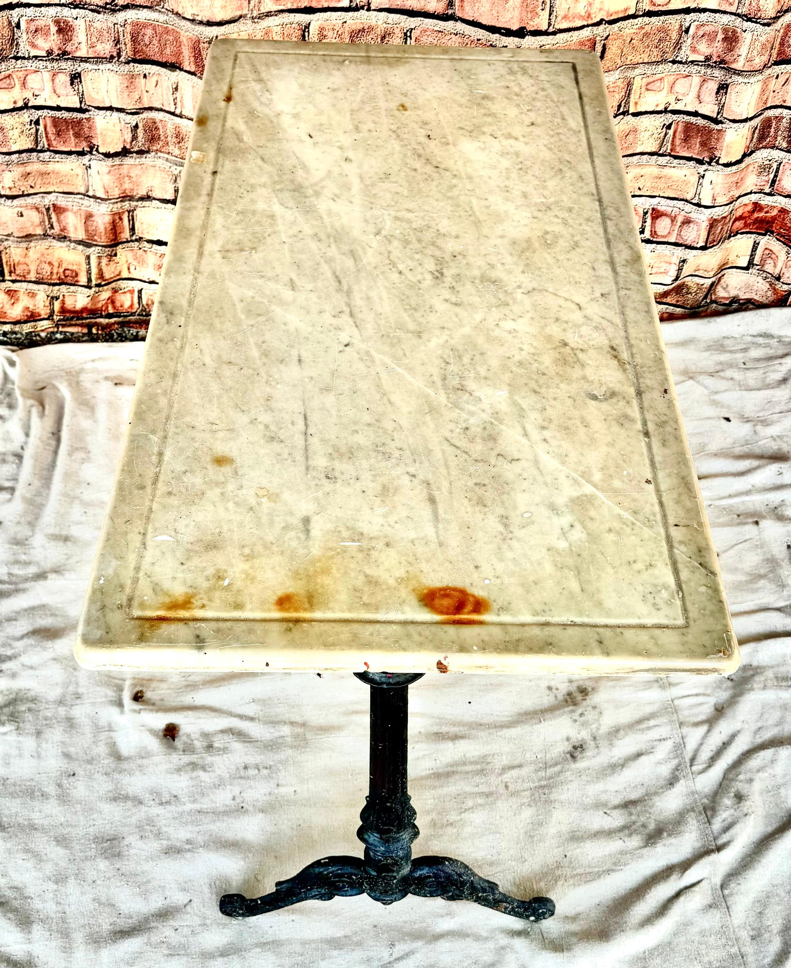 20ième siècle Table de bistrot en fonte à plateau de marbre en vente