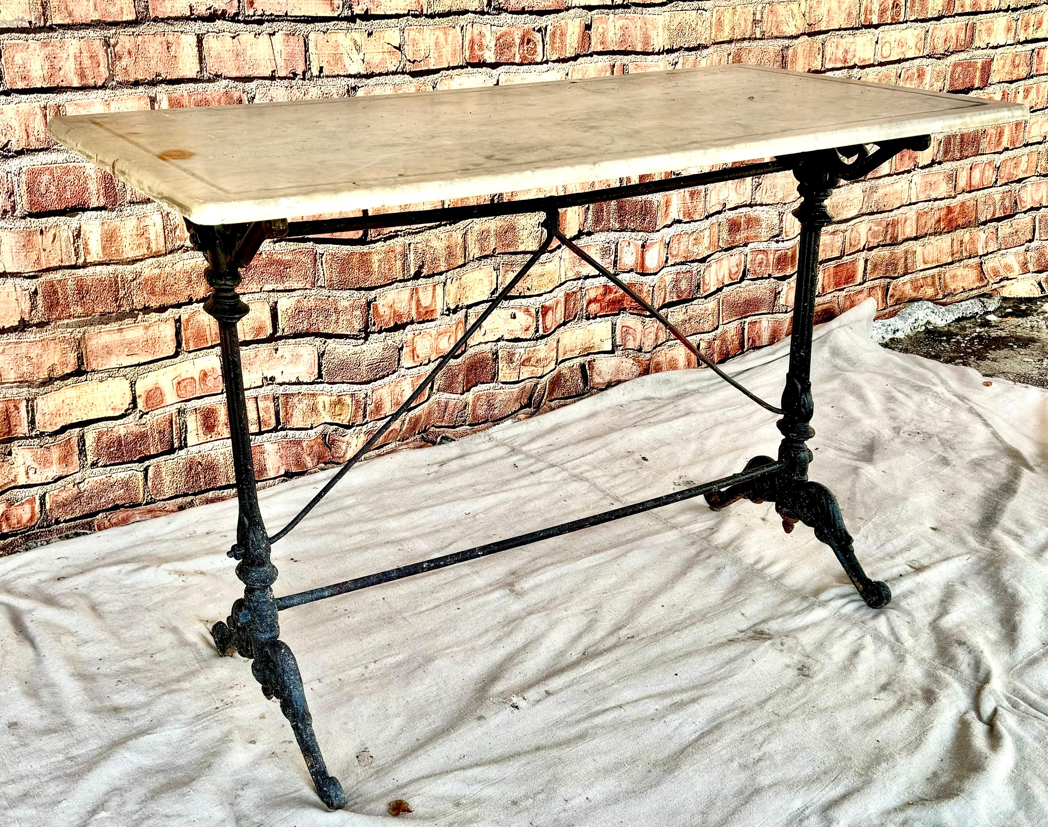 Table de bistrot en fonte à plateau de marbre en vente 1