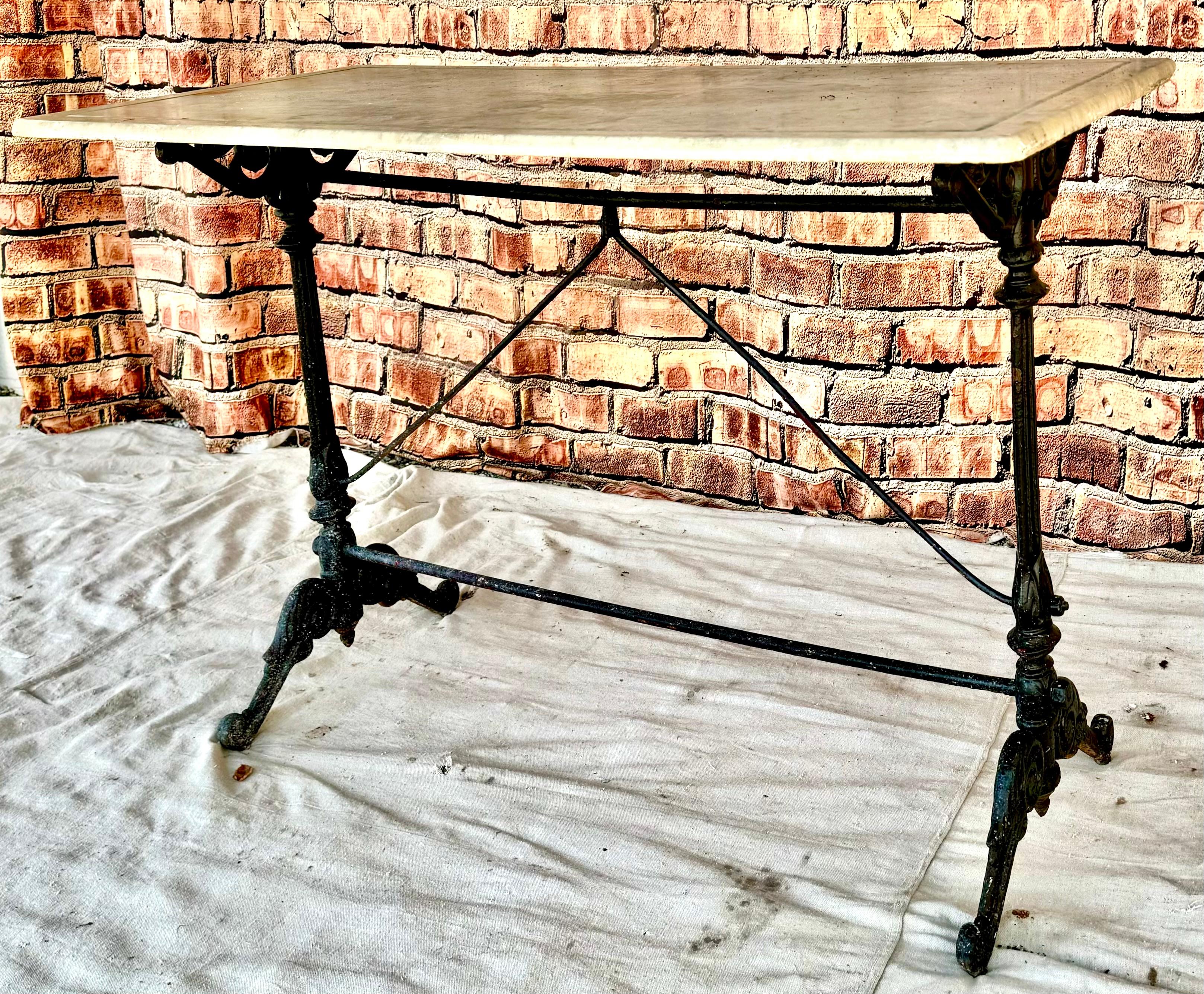 Table de bistrot en fonte à plateau de marbre en vente 2