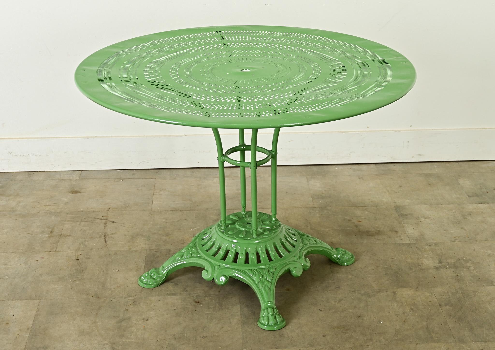 This French cast iron garden table from the late 19th century expresses Beaux Arts tastes of the period in Neoclassical motifs decorating the base, those foliate details now brought to life by a recent powdercoated finish in a refreshing shade of