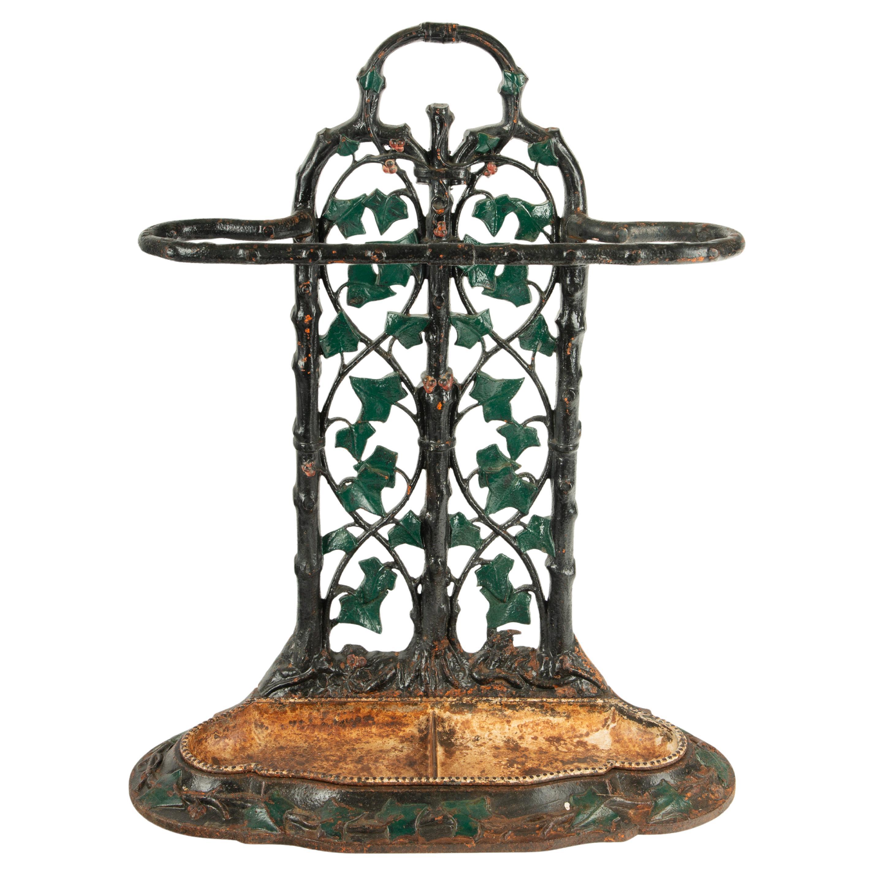 Portaombrelli francese in ghisa, XIX secolo
Portaombrelli in ghisa ornato con manico ad arco, il retro traforato modellato come rami intrecciati con foglie di edera, evidenziati in vernice verde, sopra un vassoio di raccolta con bordo modellato e