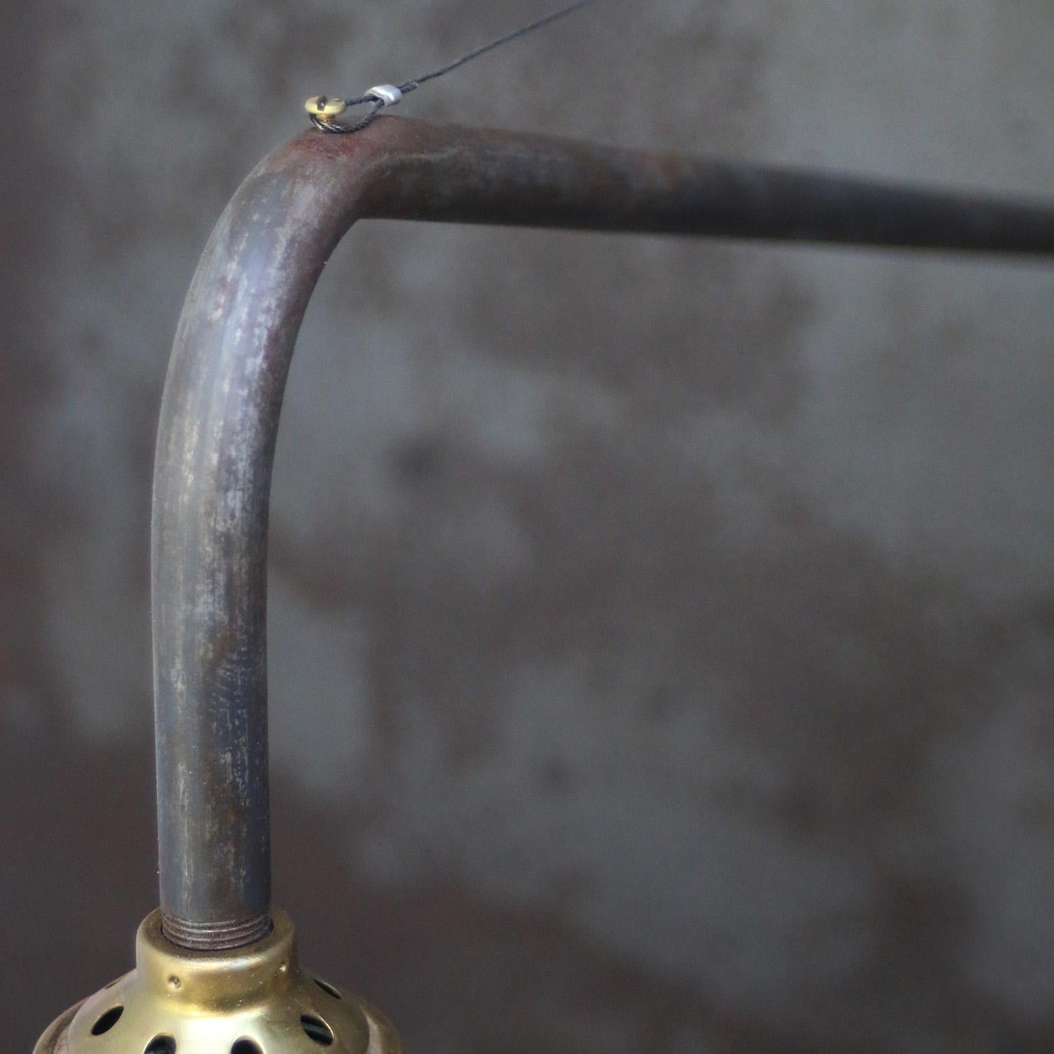 Französische Wandleuchte aus Gusseisen im Stil von Jean Prouve (Industriell) im Angebot