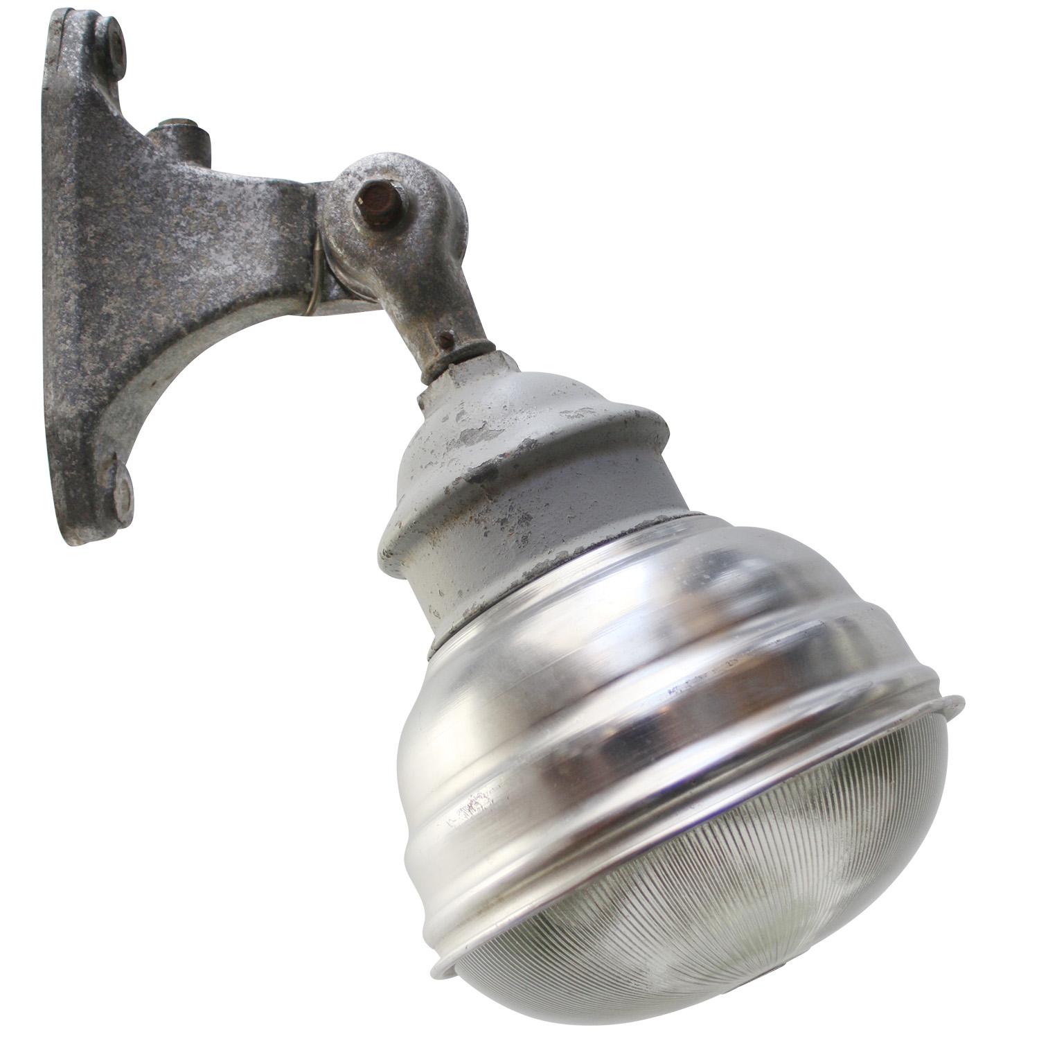 Farola francesa vintage de aluminio de Holphane, París Francia
Aluminio fundido, cristal rayado transparente

Diámetro del soporte mural 25 × 6 cm

Peso: 3,10 kg / 6,8 lb

Precio por unidad. Todas las lámparas se han adecuado a las normas