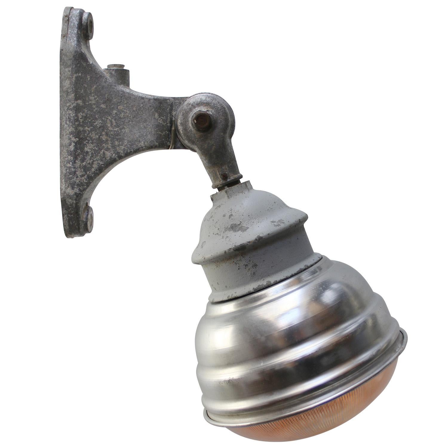 Farola francesa de metal fundido y vidrio rayado de Holophane, Francia Industrial en venta
