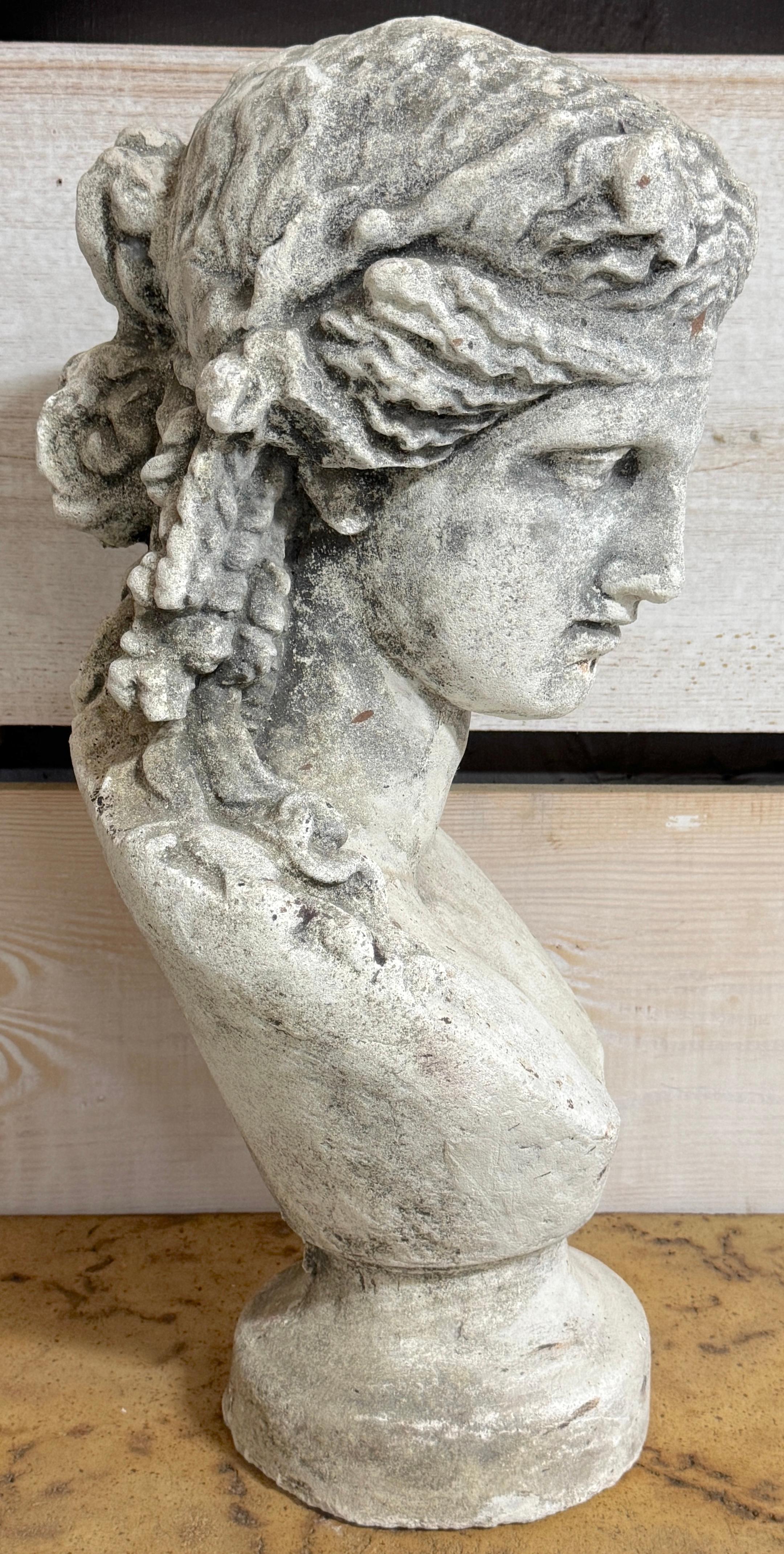 Buste d'Ariane en pierre moulée, Circa 1900 en vente 2
