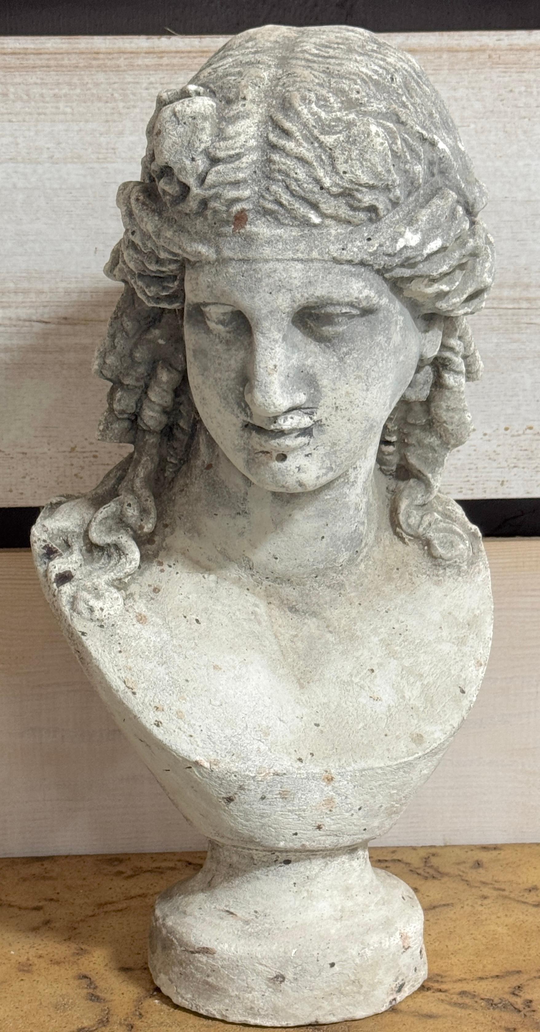 Buste d'Ariane en pierre moulée, Circa 1900

France Début du 20e siècle 

Ce buste d'Ariane en pierre moulée, datant du début du XXe siècle (vers 1900), est un exemple frappant de statuaire de jardin d'inspiration classique. Ariane, princesse de