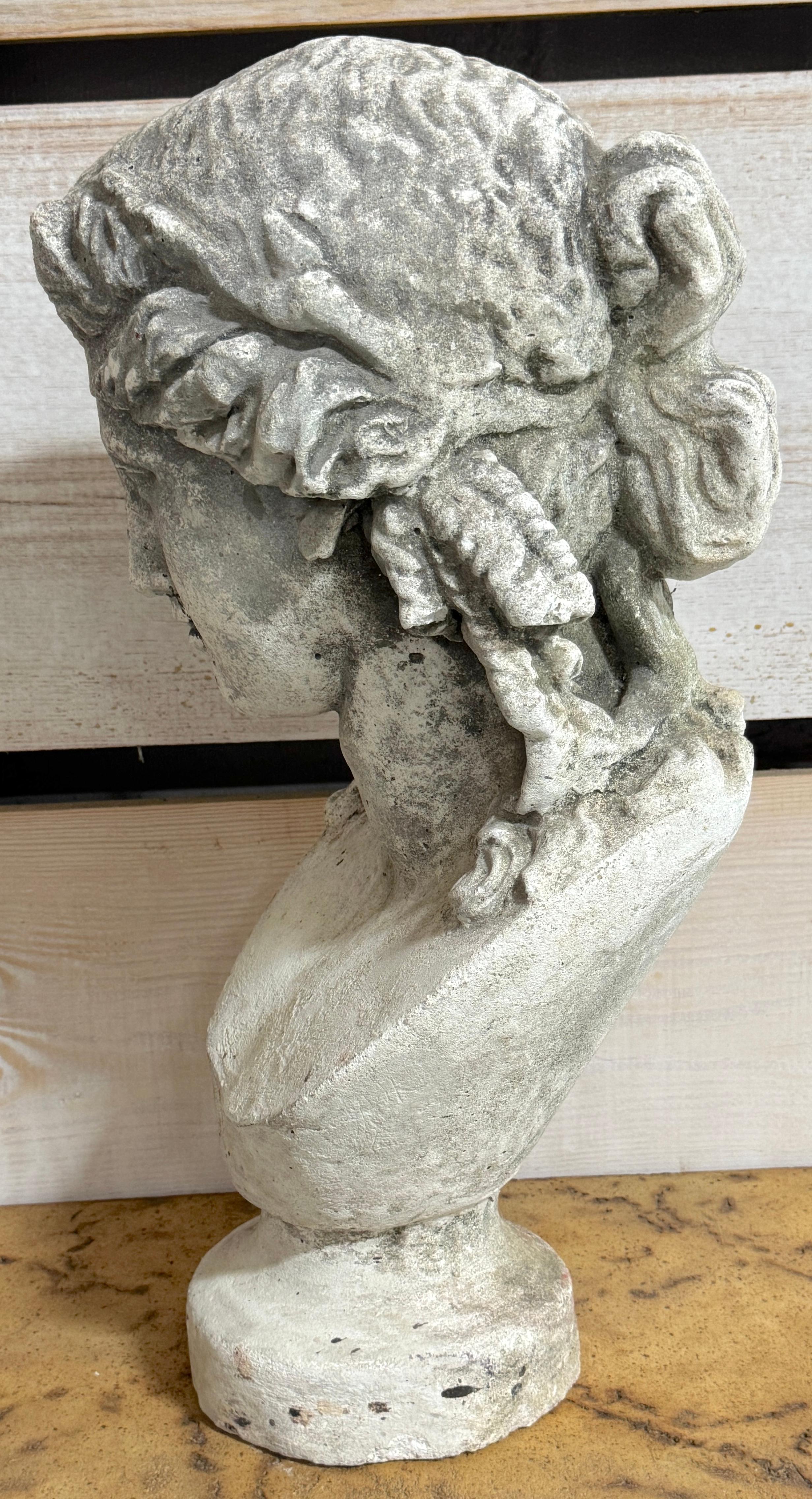 20ième siècle Buste d'Ariane en pierre moulée, Circa 1900 en vente