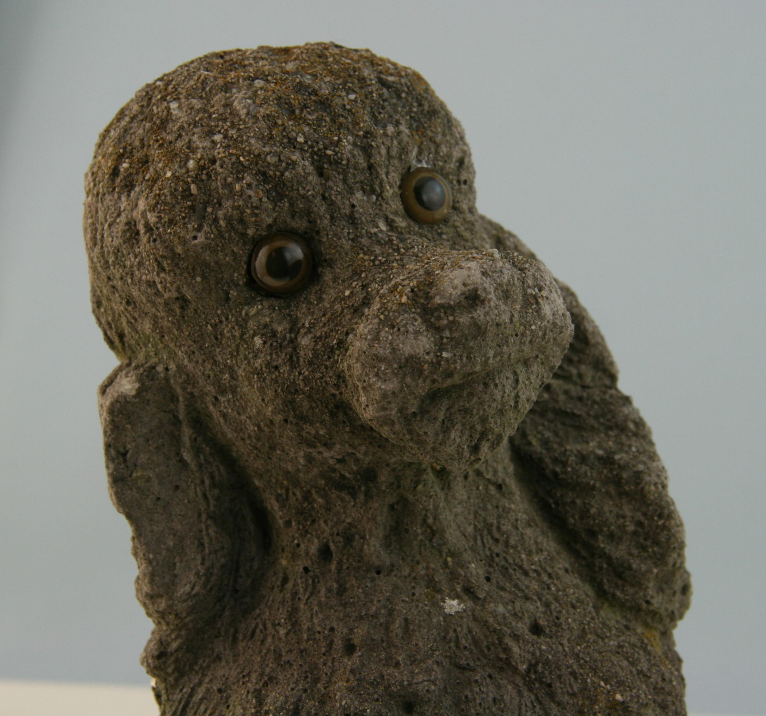 Französische Garten-Skulptur eines Hundes aus Stein (Europäisch) im Angebot
