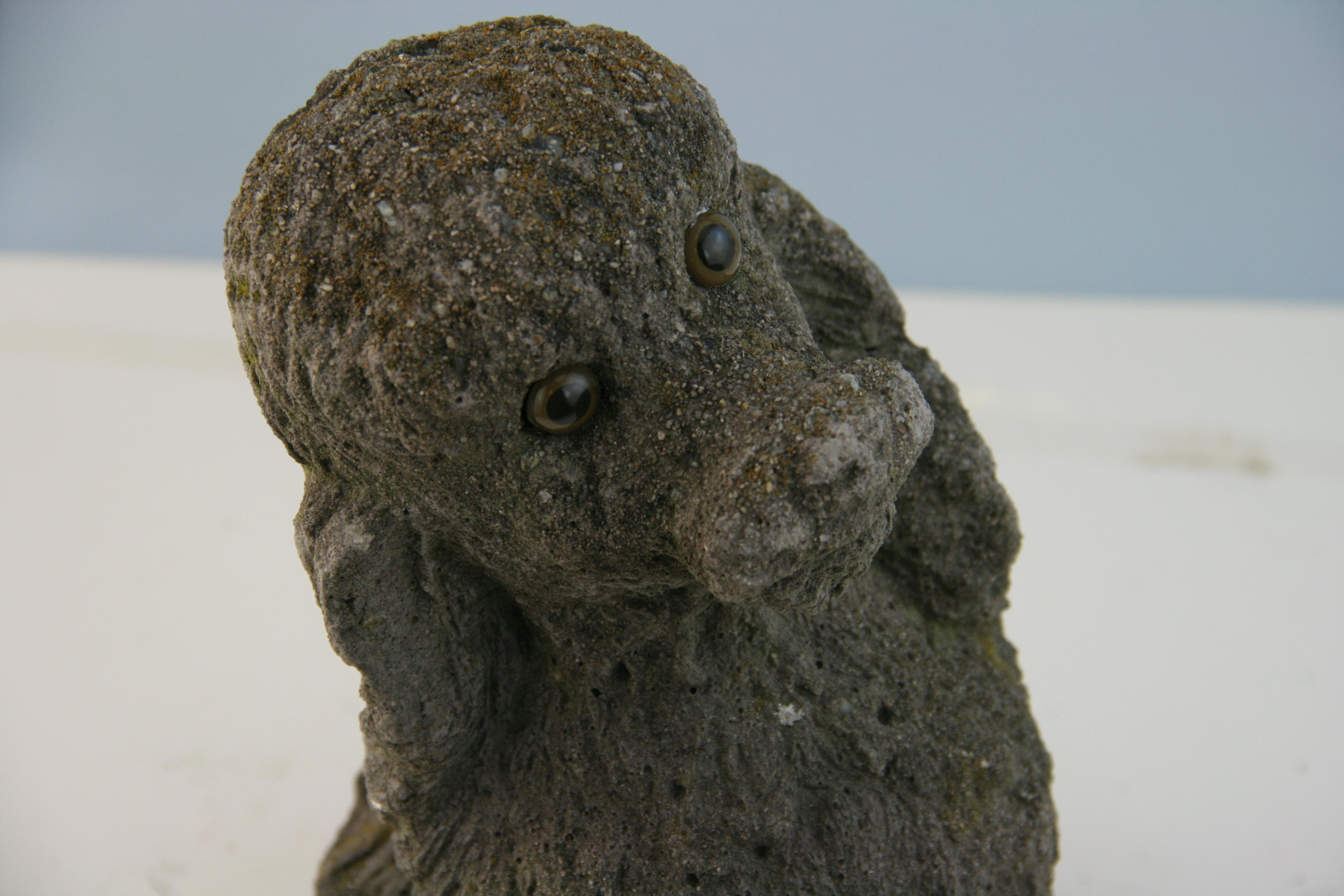 Französische Garten-Skulptur eines Hundes aus Stein (Handgefertigt) im Angebot