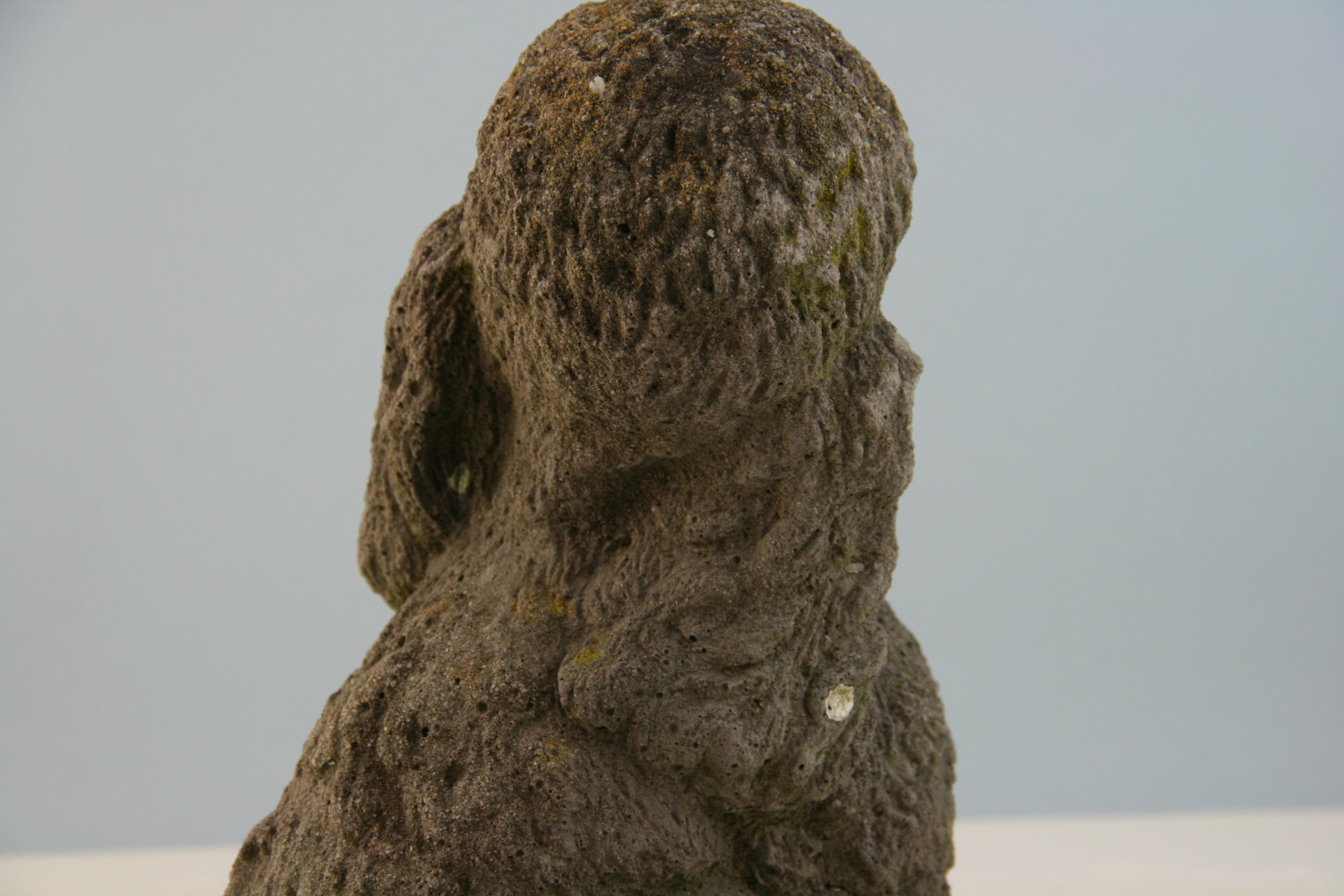 Französische Garten-Skulptur eines Hundes aus Stein im Angebot 1