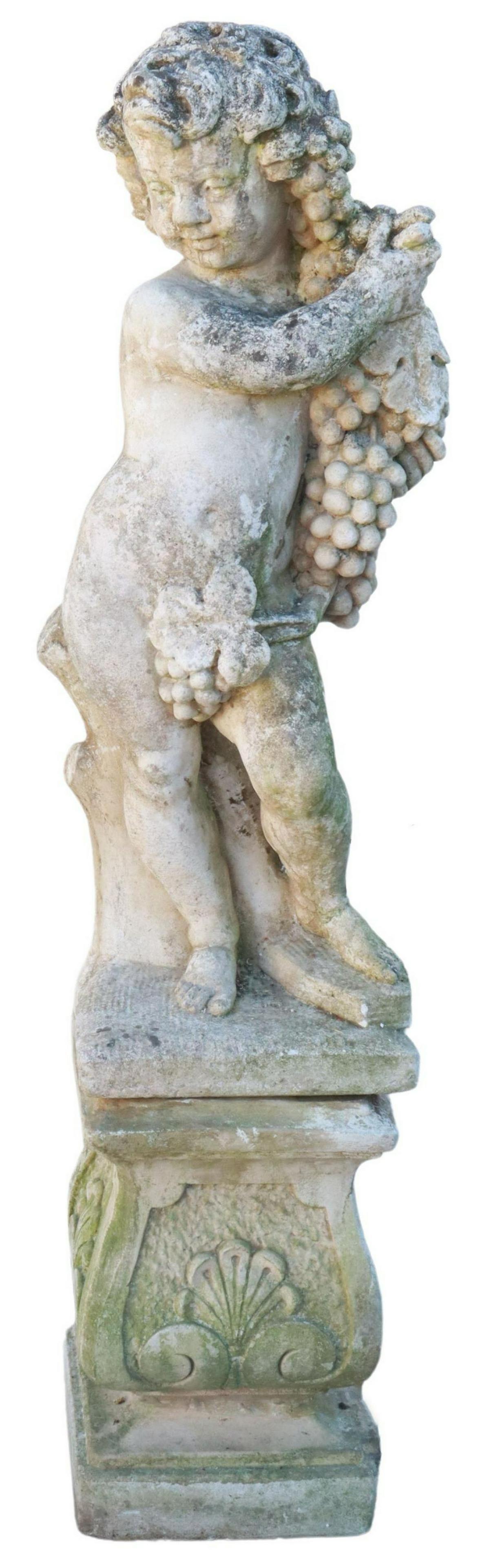 Sculpture de jardin en pierre moulée, putto avec des vignes, s'élevant sur un socle séparé, avec un motif de coquillage.

Dimensions
environ 54 