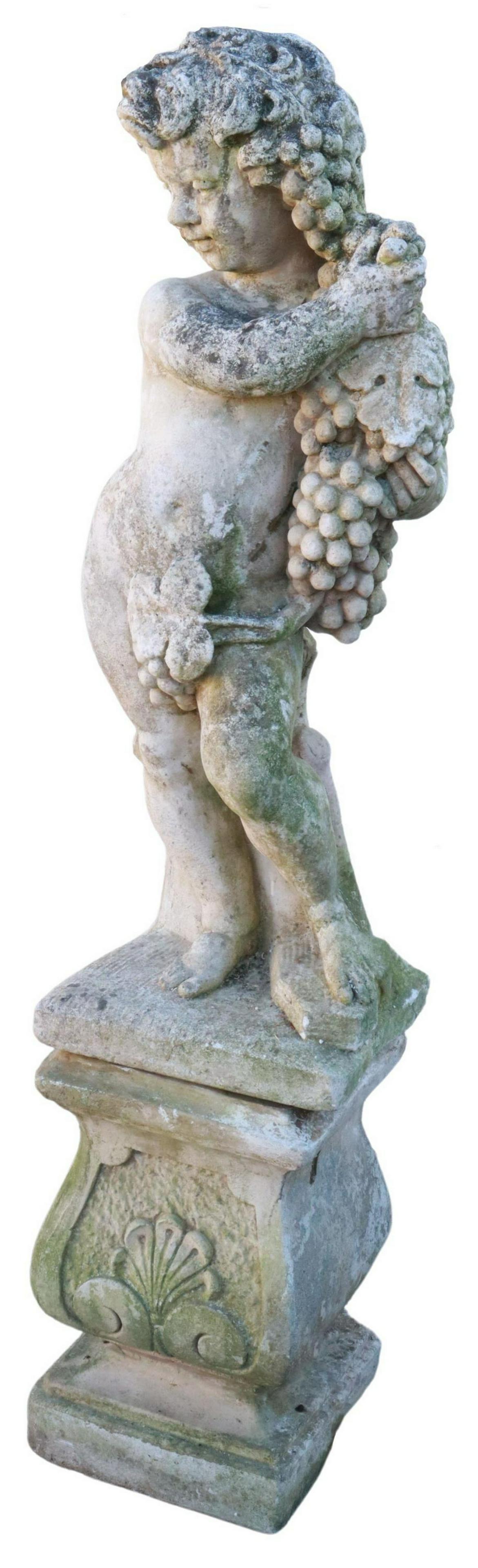 Français Sculpture de jardin Putto en pierre artificielle française en vente