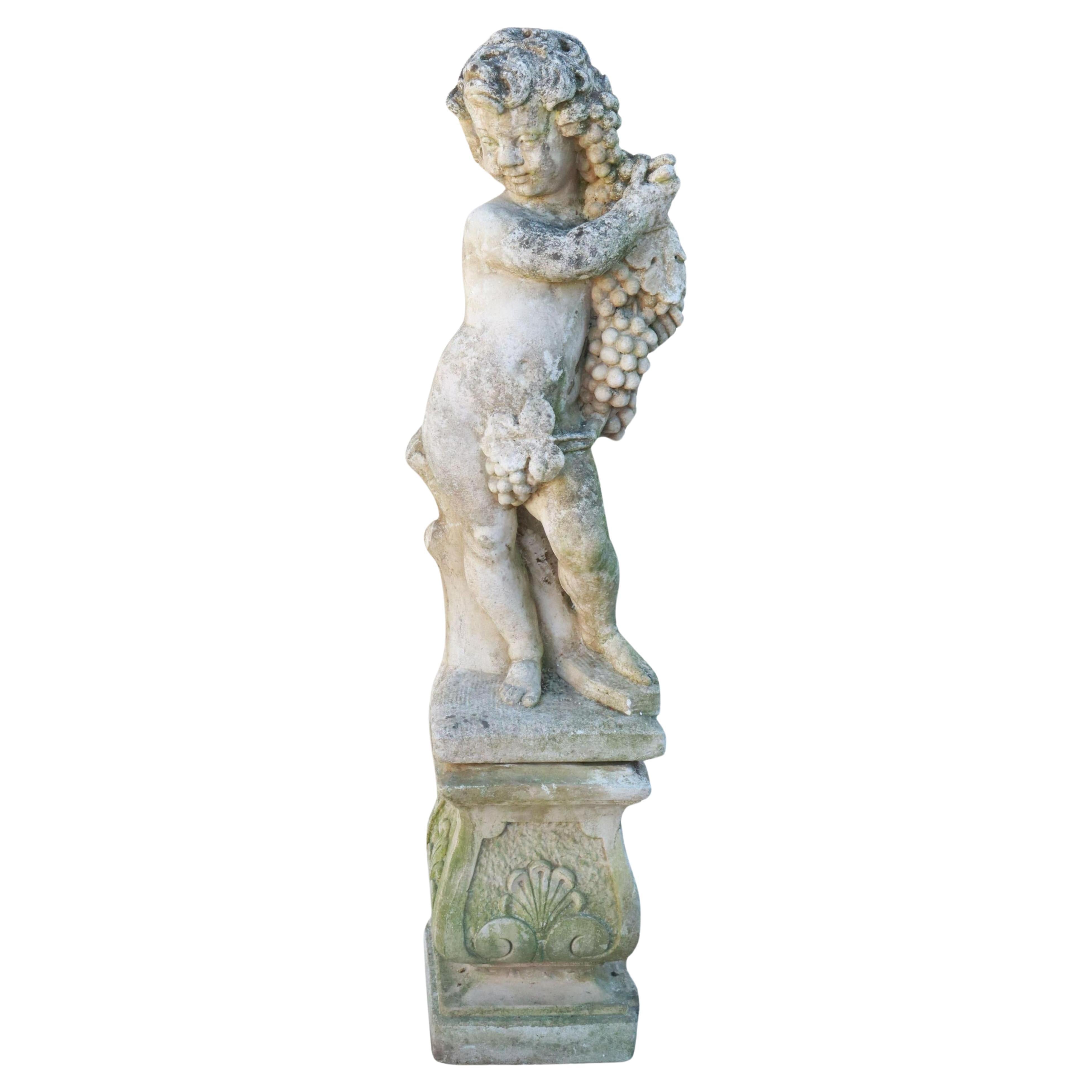 Französische Putto-Gartenskulptur aus Steinguss im Angebot