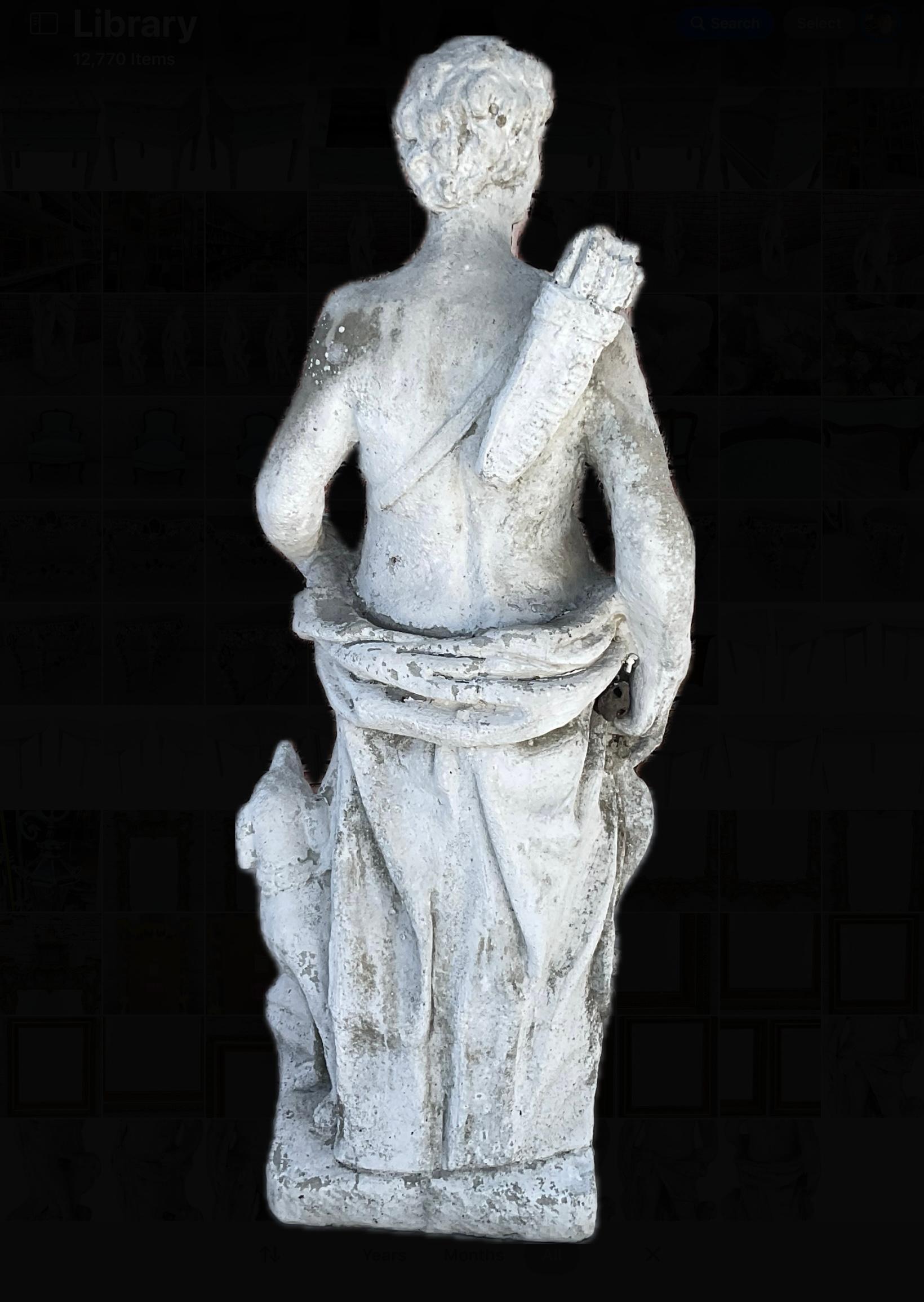 Statua francese in pietra fusa di Apollo, il dio greco della musica, della poesia, della profezia e del sole. Questa statua presenta un'intricata forma giovanile con una corporatura muscolosa, che simboleggia bellezza e forza. Apollo tiene una