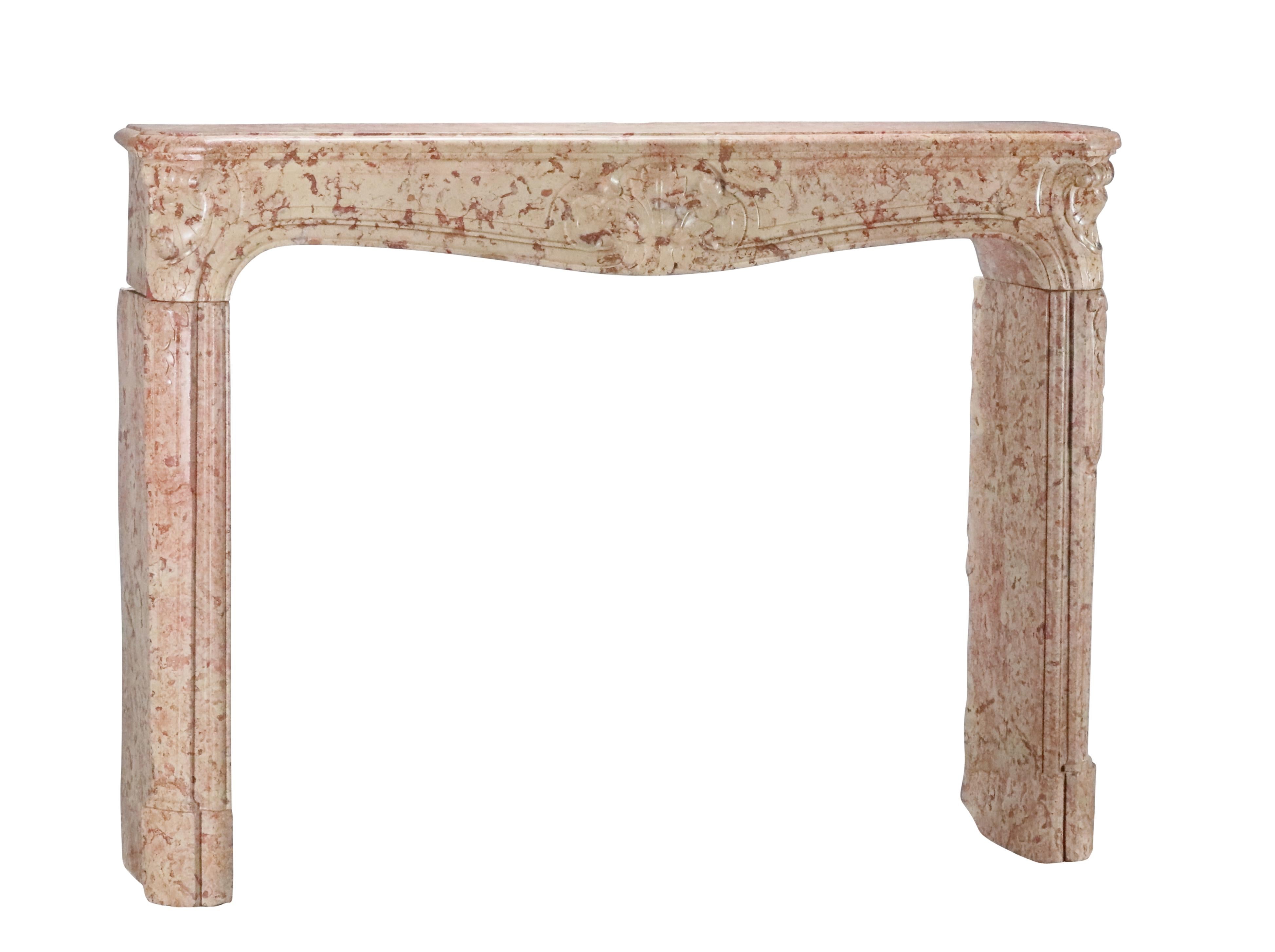 Regency Cheminée de château français en pierre de couleur rose et ivoire de Beaune en vente
