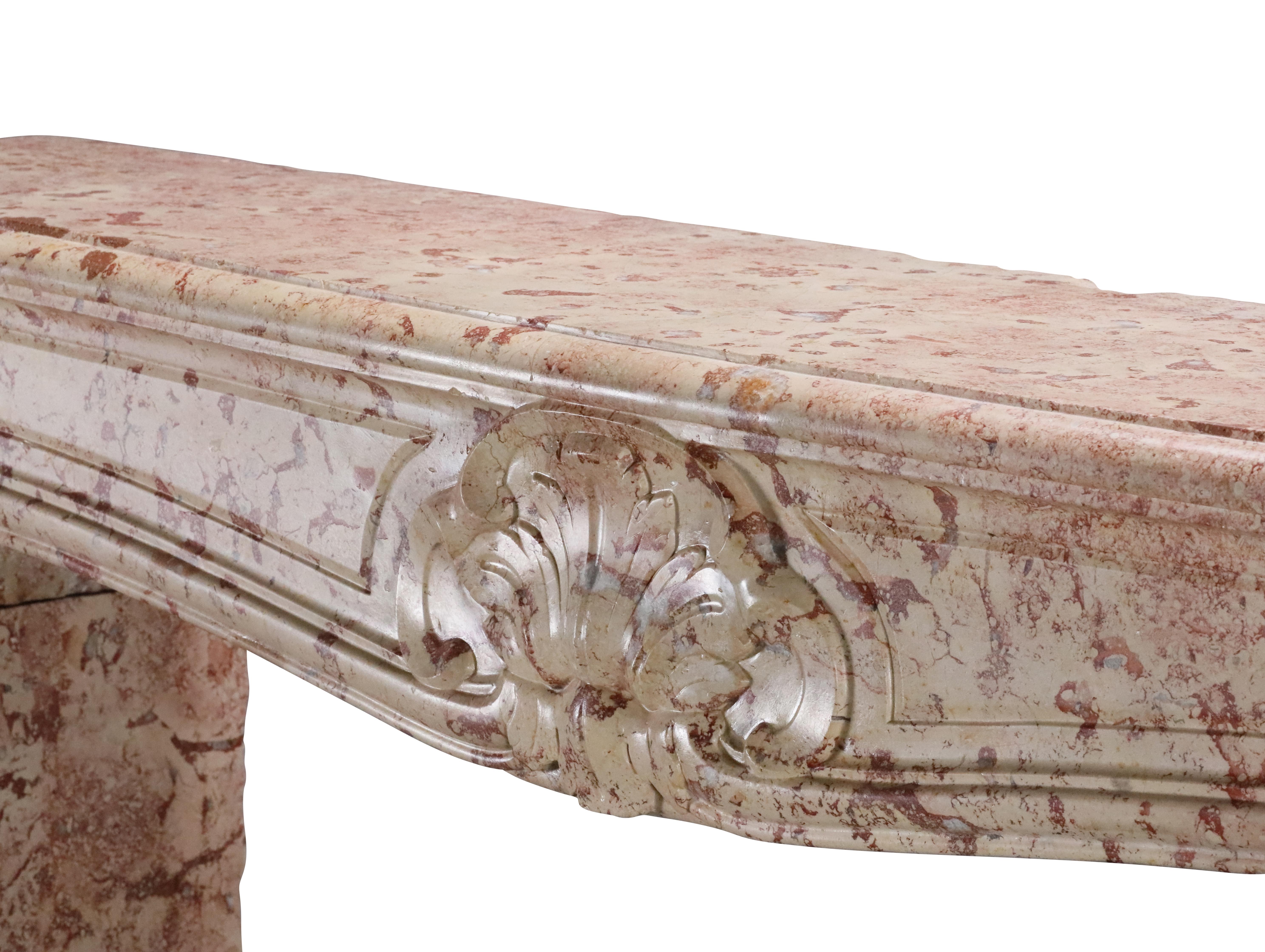 Sculpté à la main Cheminée de château français en pierre de couleur rose et ivoire de Beaune en vente