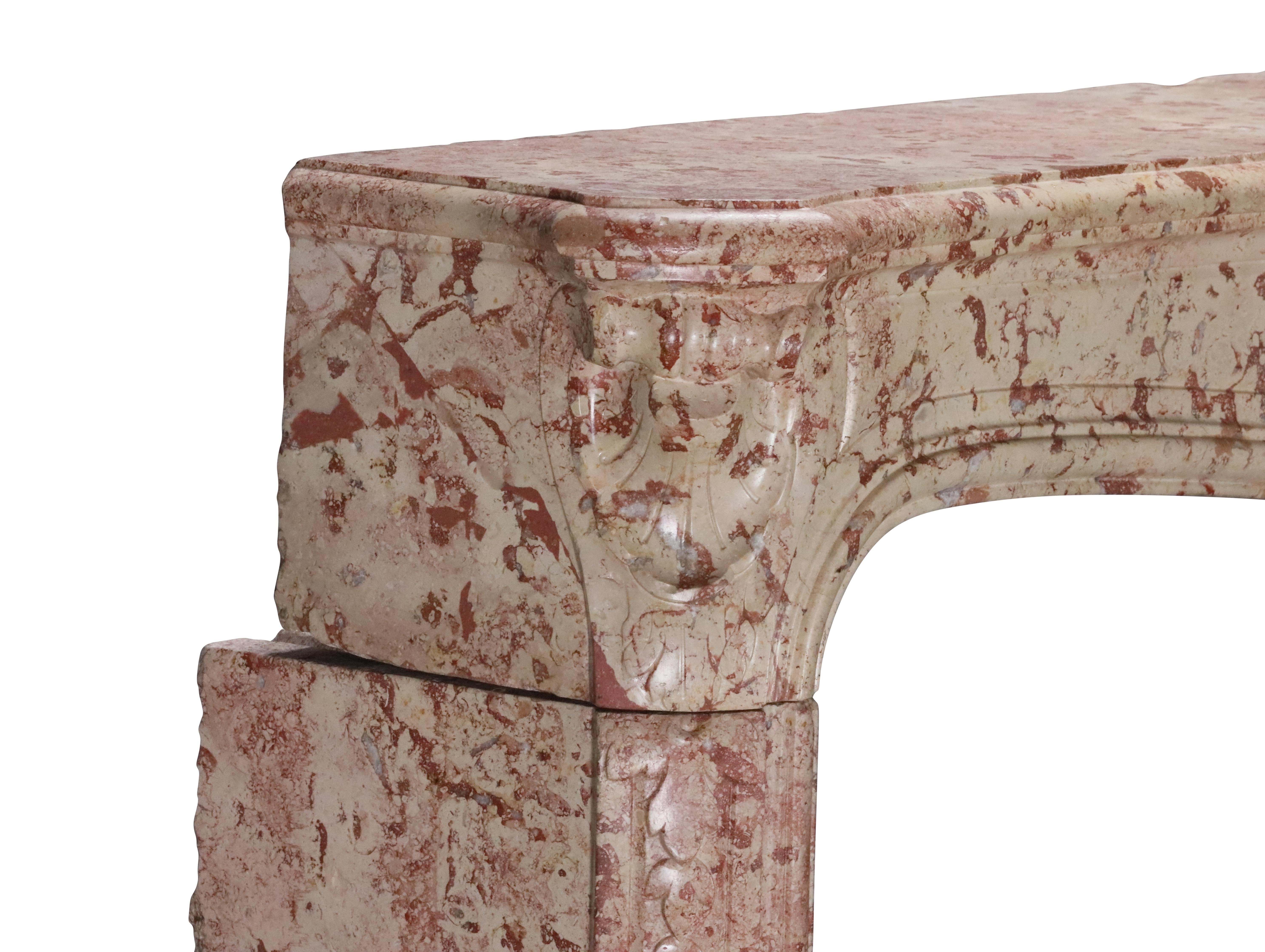 Cheminée de château français en pierre de couleur rose et ivoire de Beaune Bon état - En vente à Beervelde, BE