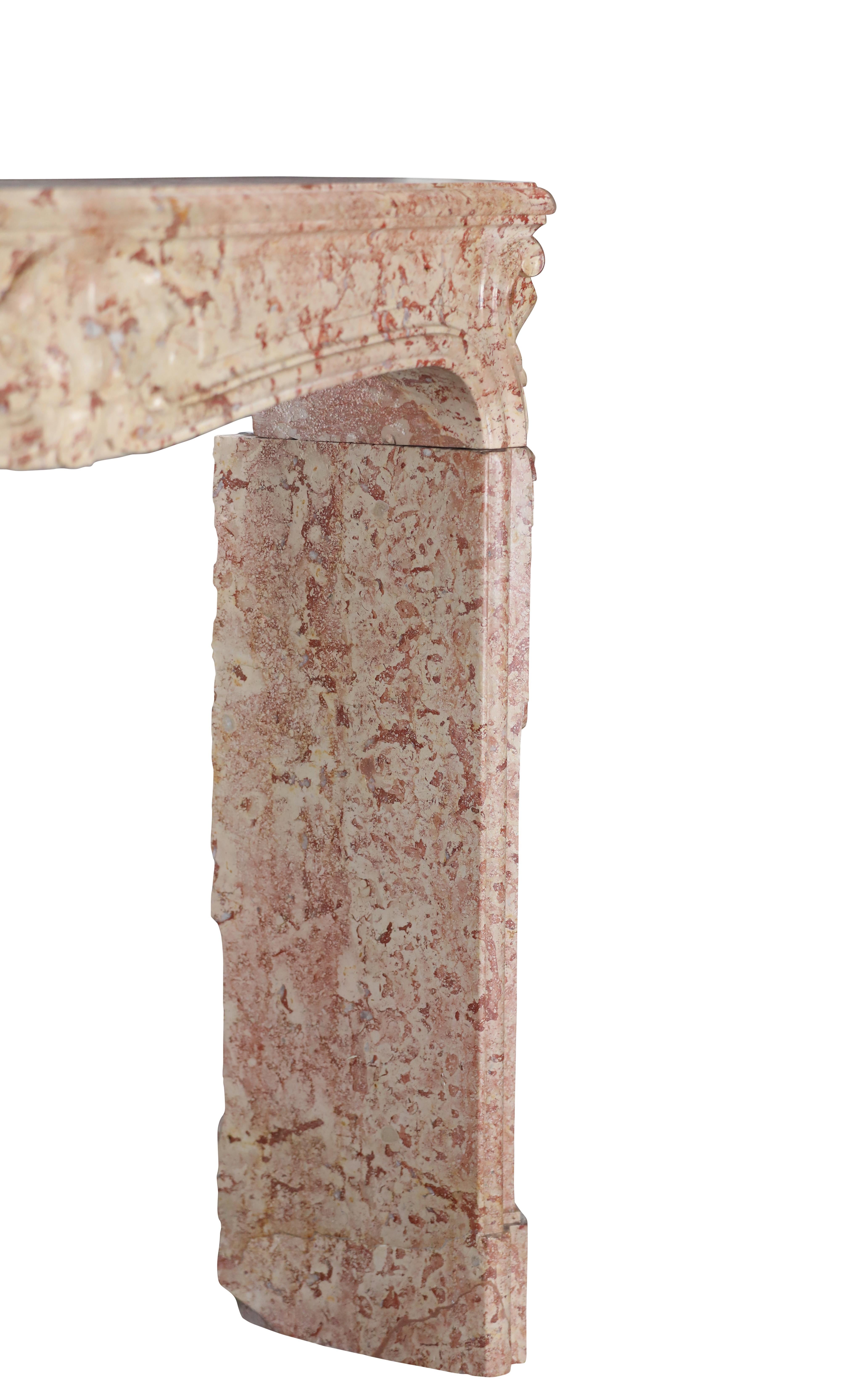 Marbre Cheminée de château français en pierre de couleur rose et ivoire de Beaune en vente