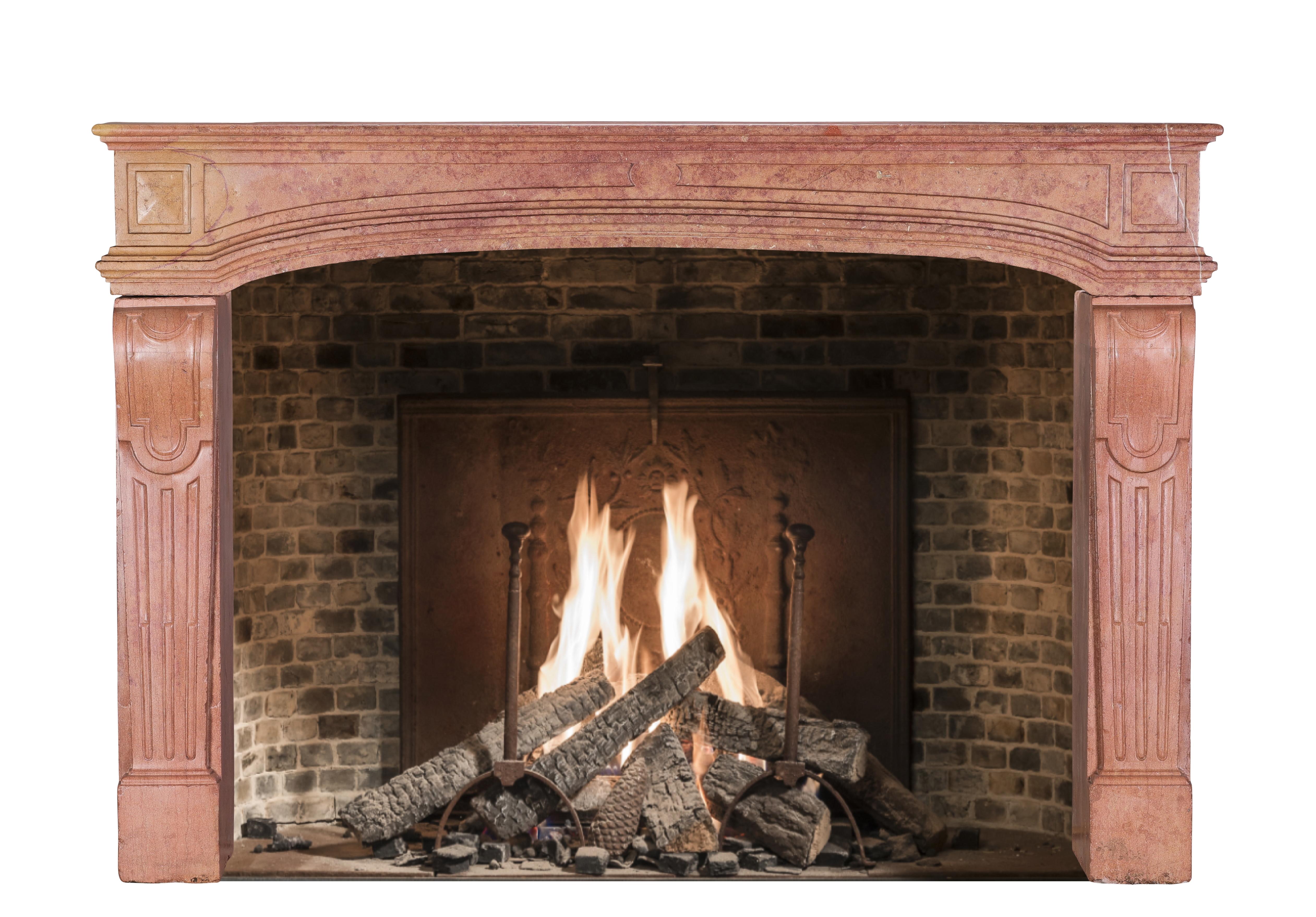 Sculpté à la main Cheminée de château français Rose de Bourgogne Pierre dure - Surface lisse - Intemporelle en vente