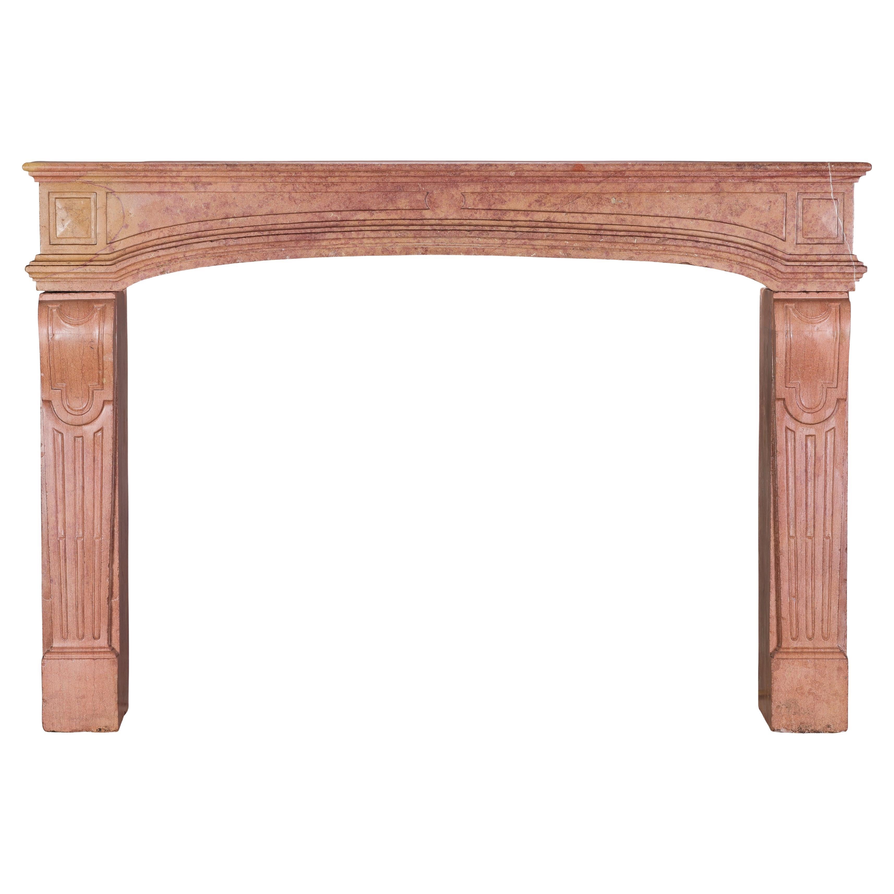 Cheminée de château français Rose de Bourgogne Pierre dure - Surface lisse - Intemporelle en vente